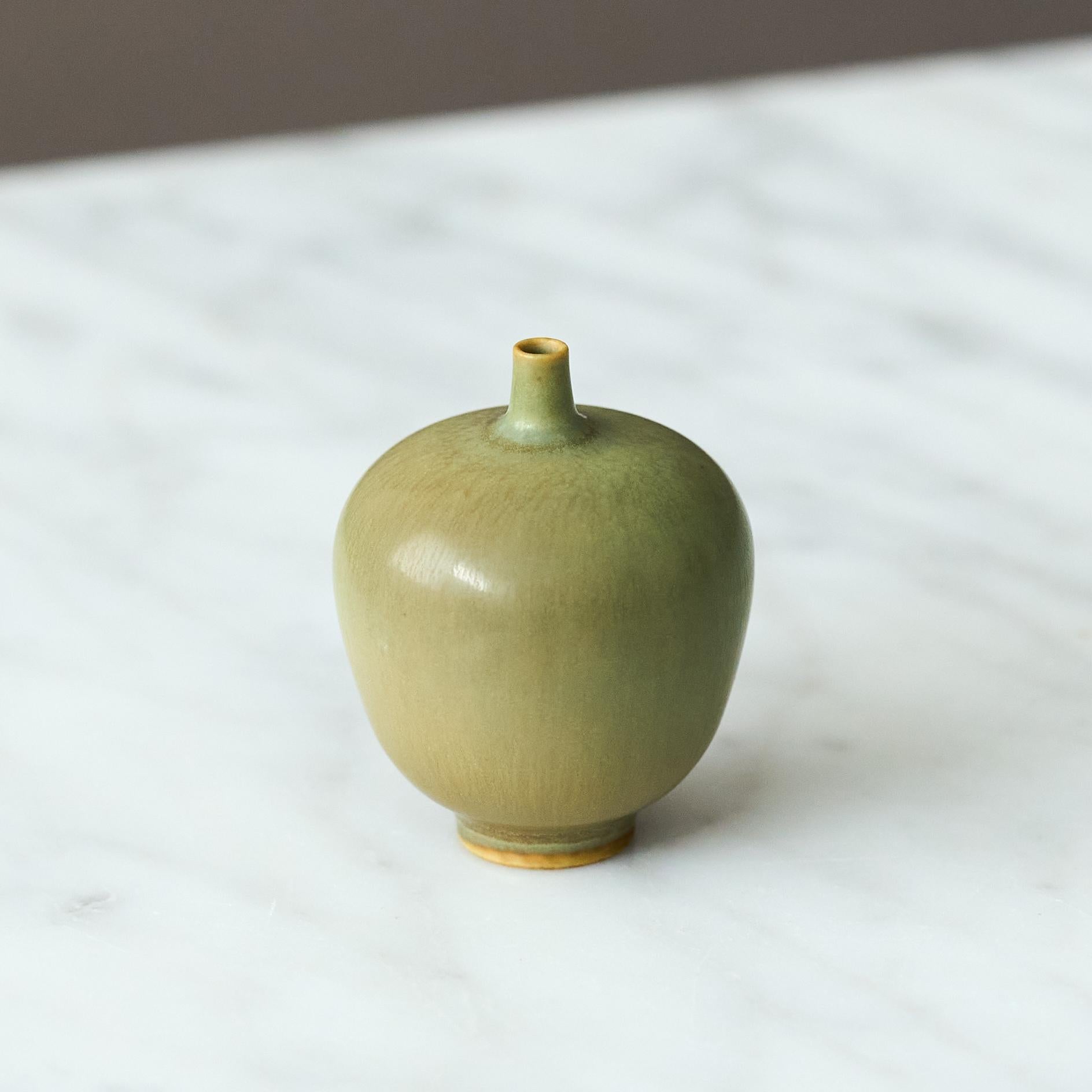 Smaltato Vaso in miniatura in gres verde di Berndt Friberg. Studio A Svezia 1957 in vendita