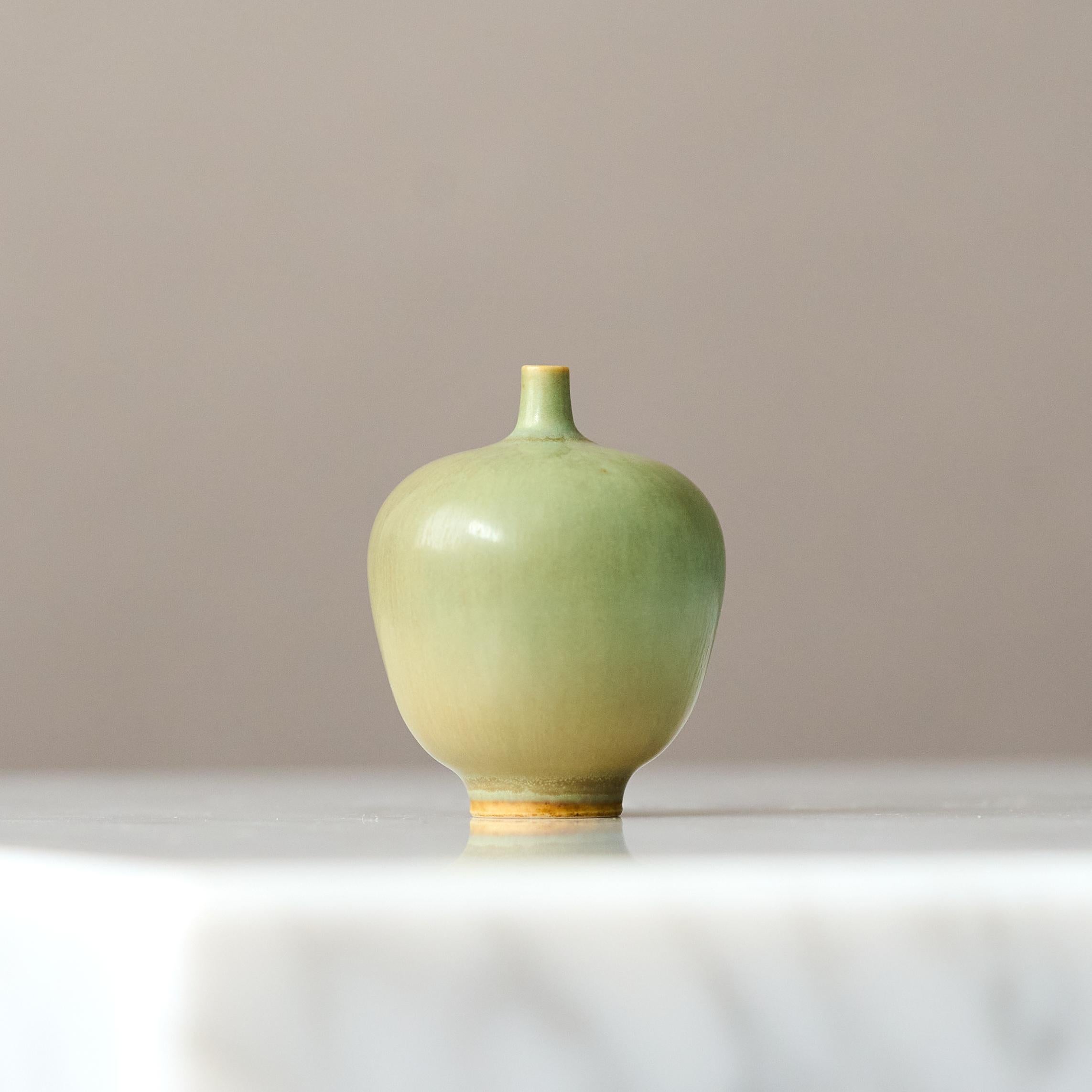 Vaso in miniatura in gres verde di Berndt Friberg. Studio A Svezia 1957 In condizioni buone in vendita a Malmö, SE