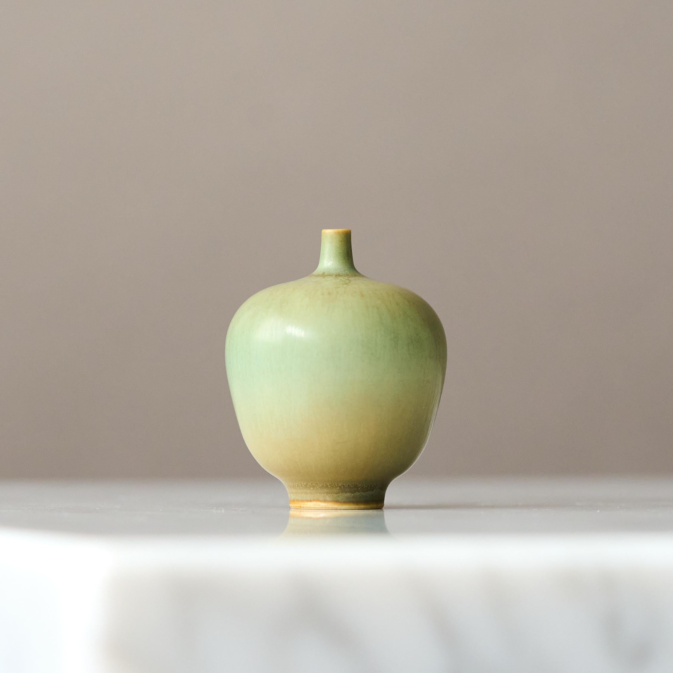 XX secolo Vaso in miniatura in gres verde di Berndt Friberg. Studio A Svezia 1957 in vendita