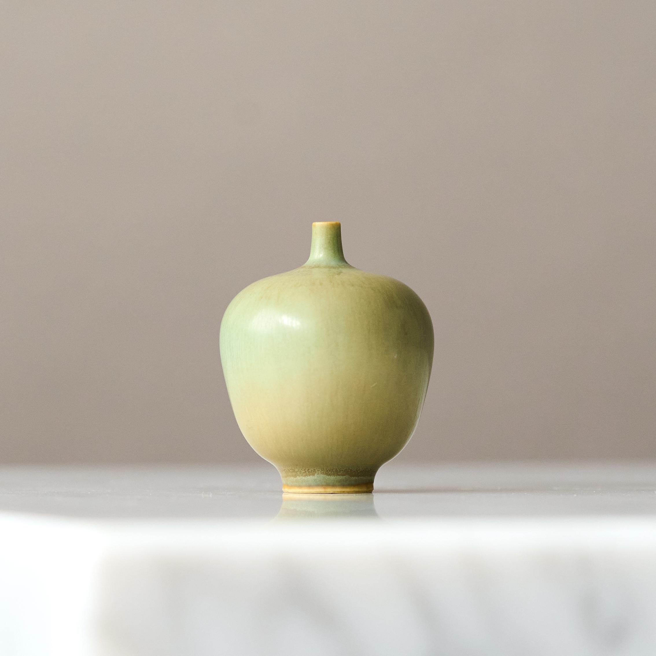 Ceramica Vaso in miniatura in gres verde di Berndt Friberg. Studio A Svezia 1957 in vendita