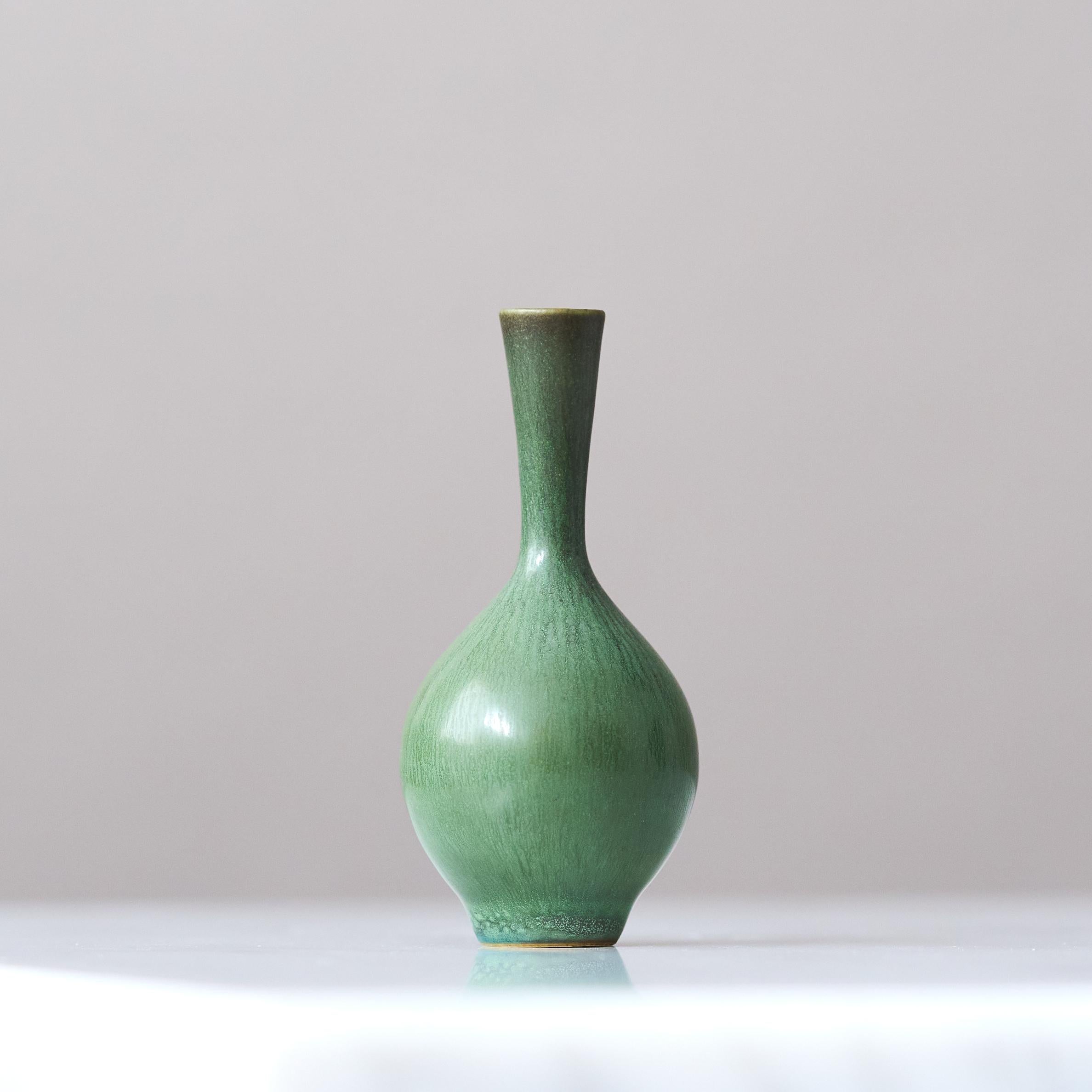 Un bellissimo vaso in gres in miniatura con un'incredibile smaltatura verde a pelo di lepre.
Realizzato dal maestro lanciatore Berndt Friberg, nello studio dell'artista a Gustavsberg, Svezia, 1958.

Ottime condizioni. 
Firma incisa 