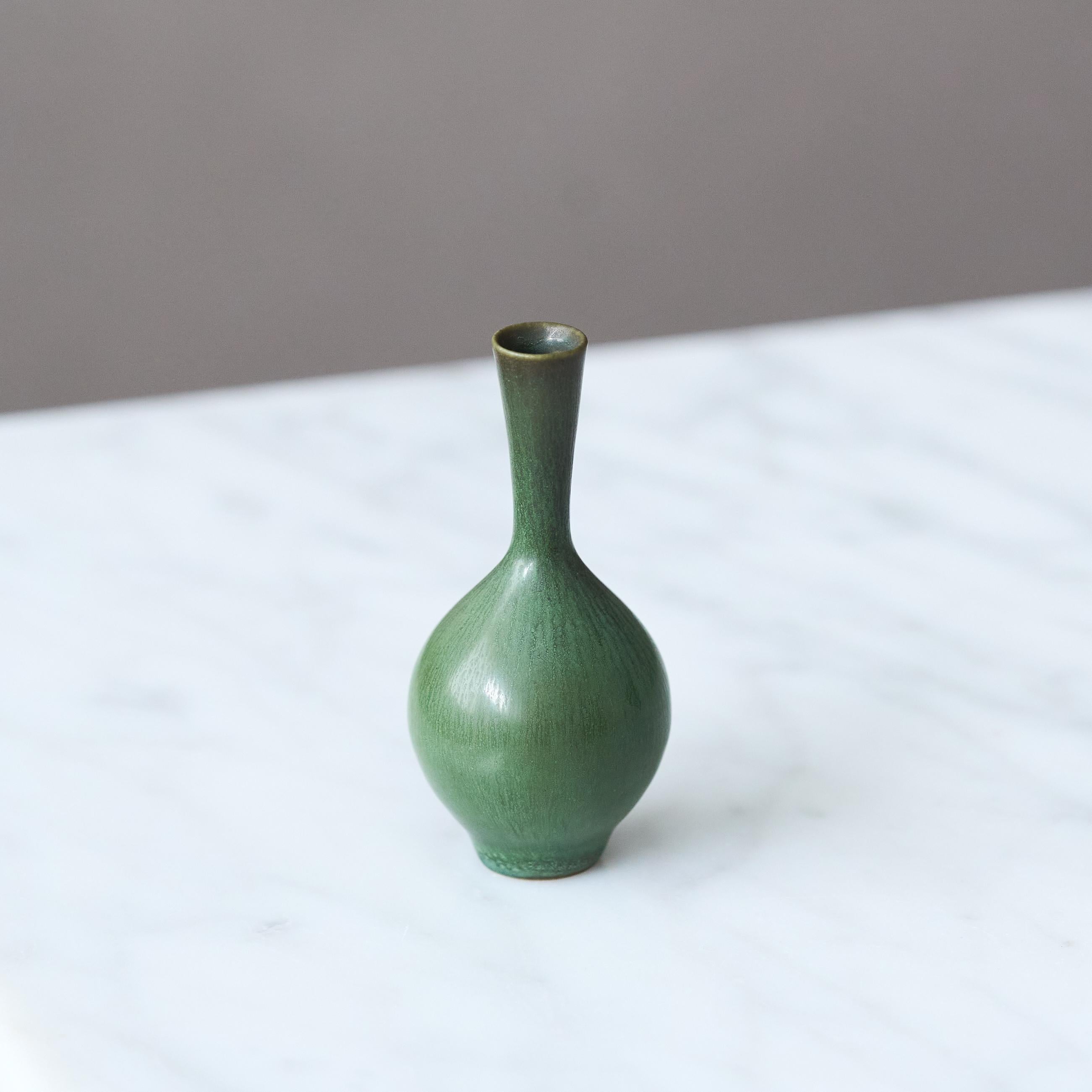 Scandinavo moderno Vaso in miniatura in gres verde di Berndt Friberg. Studio A Svezia 1958 in vendita
