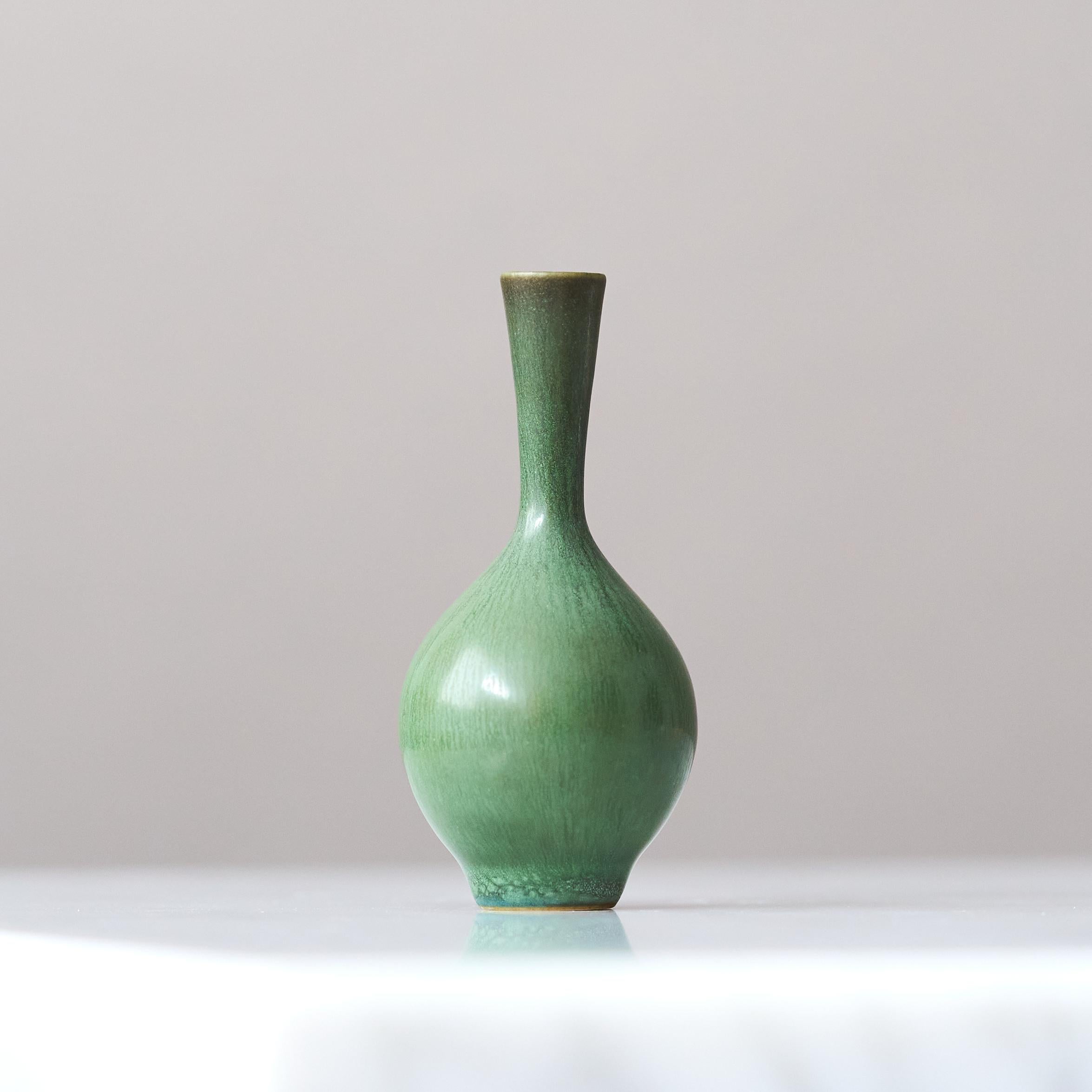 Svedese Vaso in miniatura in gres verde di Berndt Friberg. Studio A Svezia 1958 in vendita
