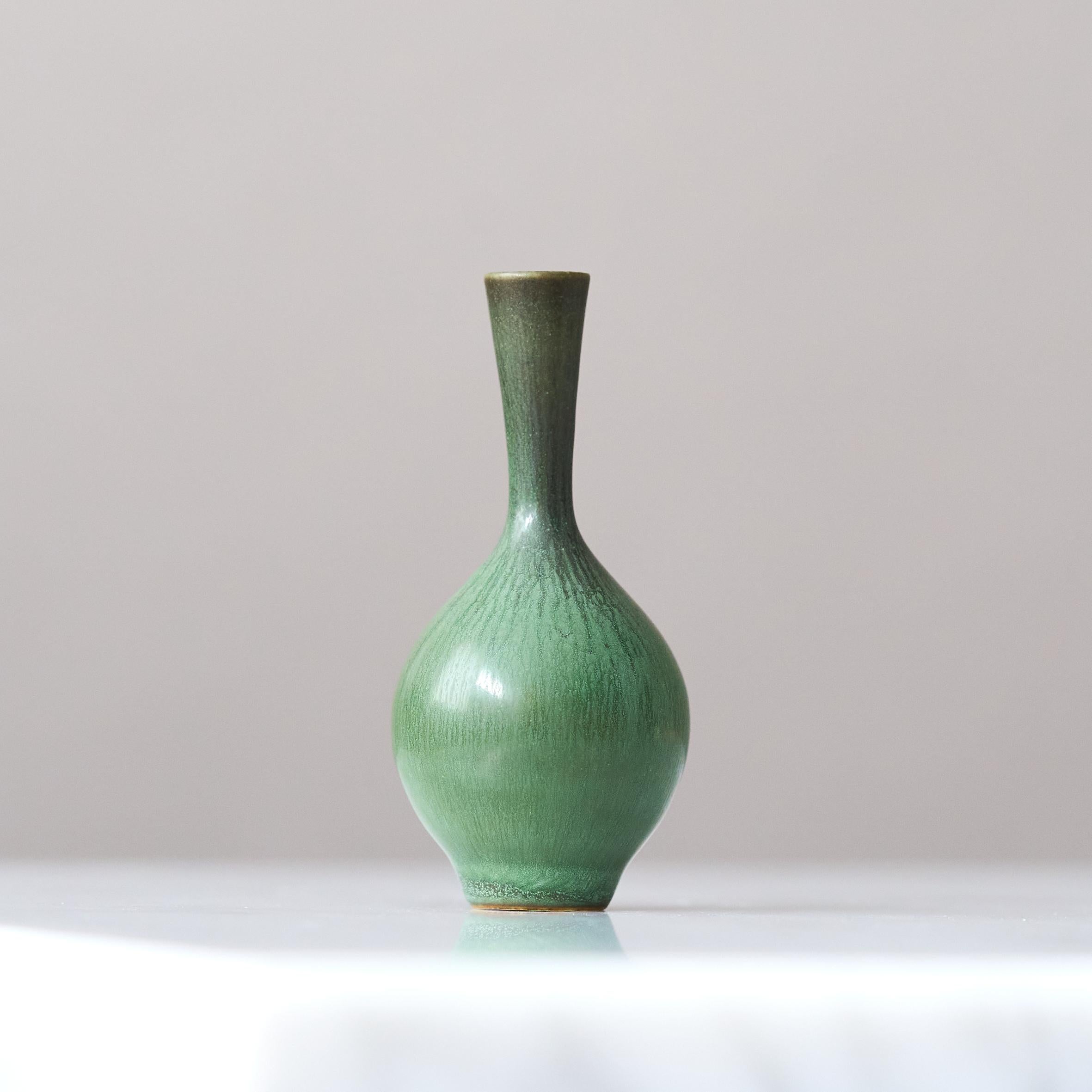 Vaso in miniatura in gres verde di Berndt Friberg. Studio A Svezia 1958 In condizioni buone in vendita a Malmö, SE