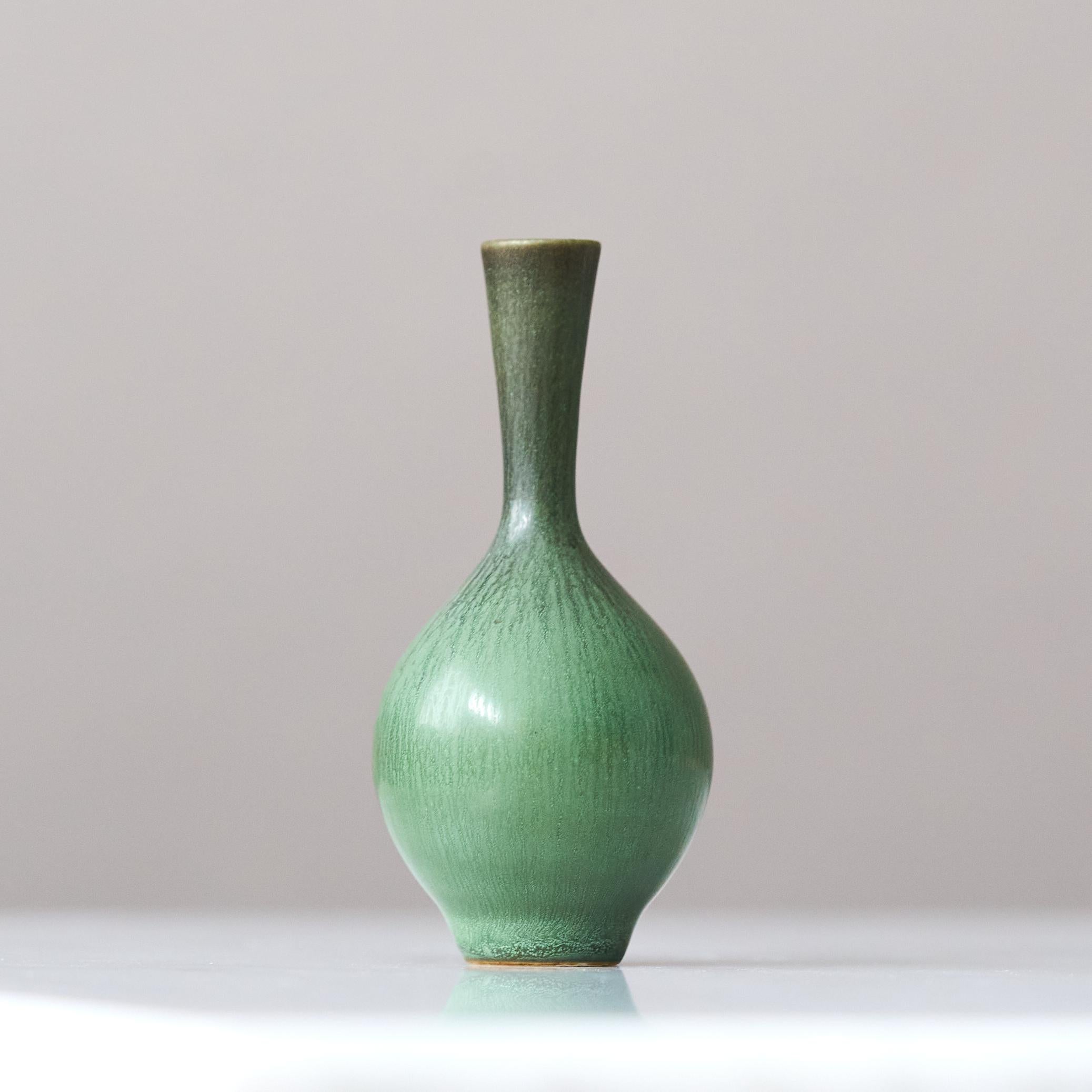 XX secolo Vaso in miniatura in gres verde di Berndt Friberg. Studio A Svezia 1958 in vendita