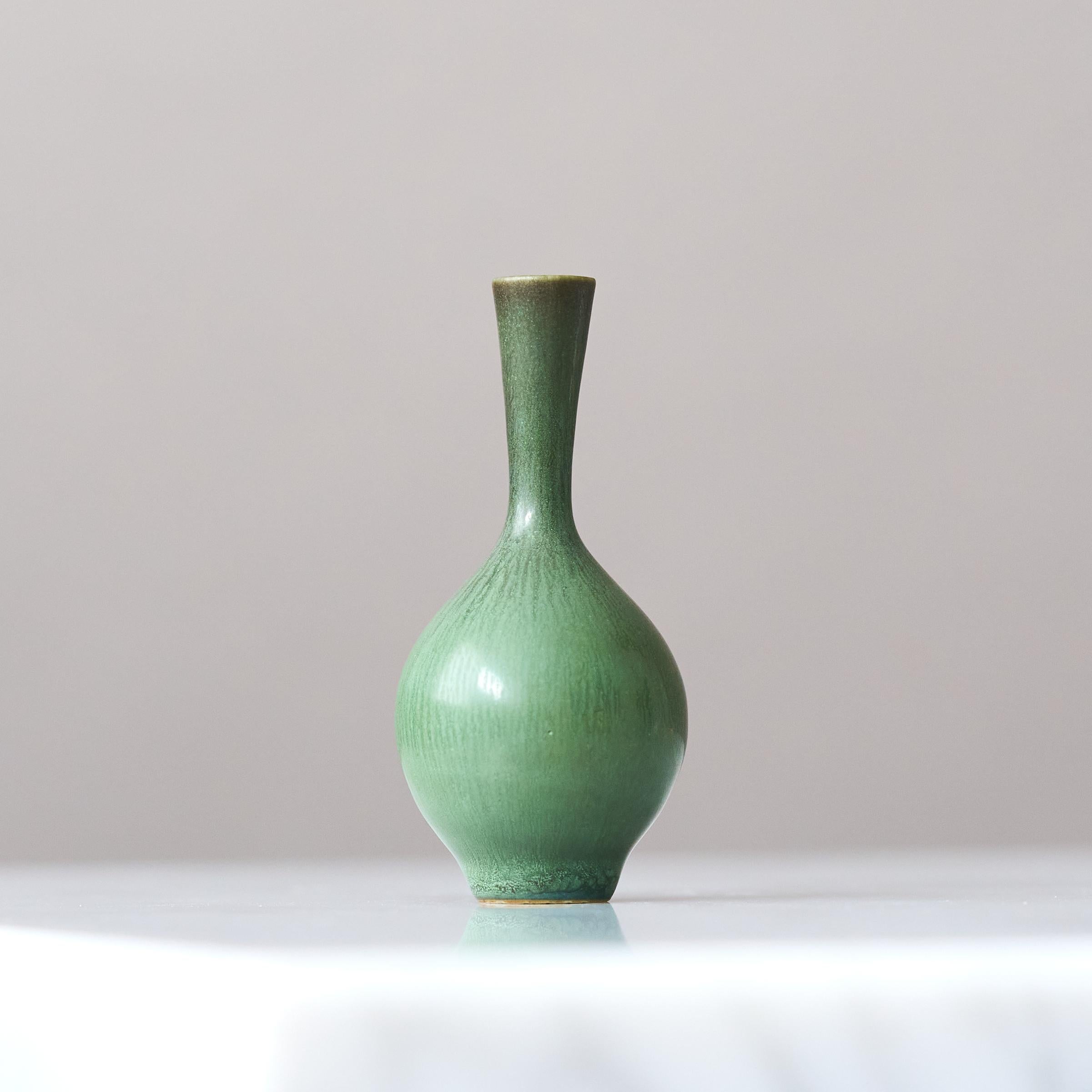 Ceramica Vaso in miniatura in gres verde di Berndt Friberg. Studio A Svezia 1958 in vendita