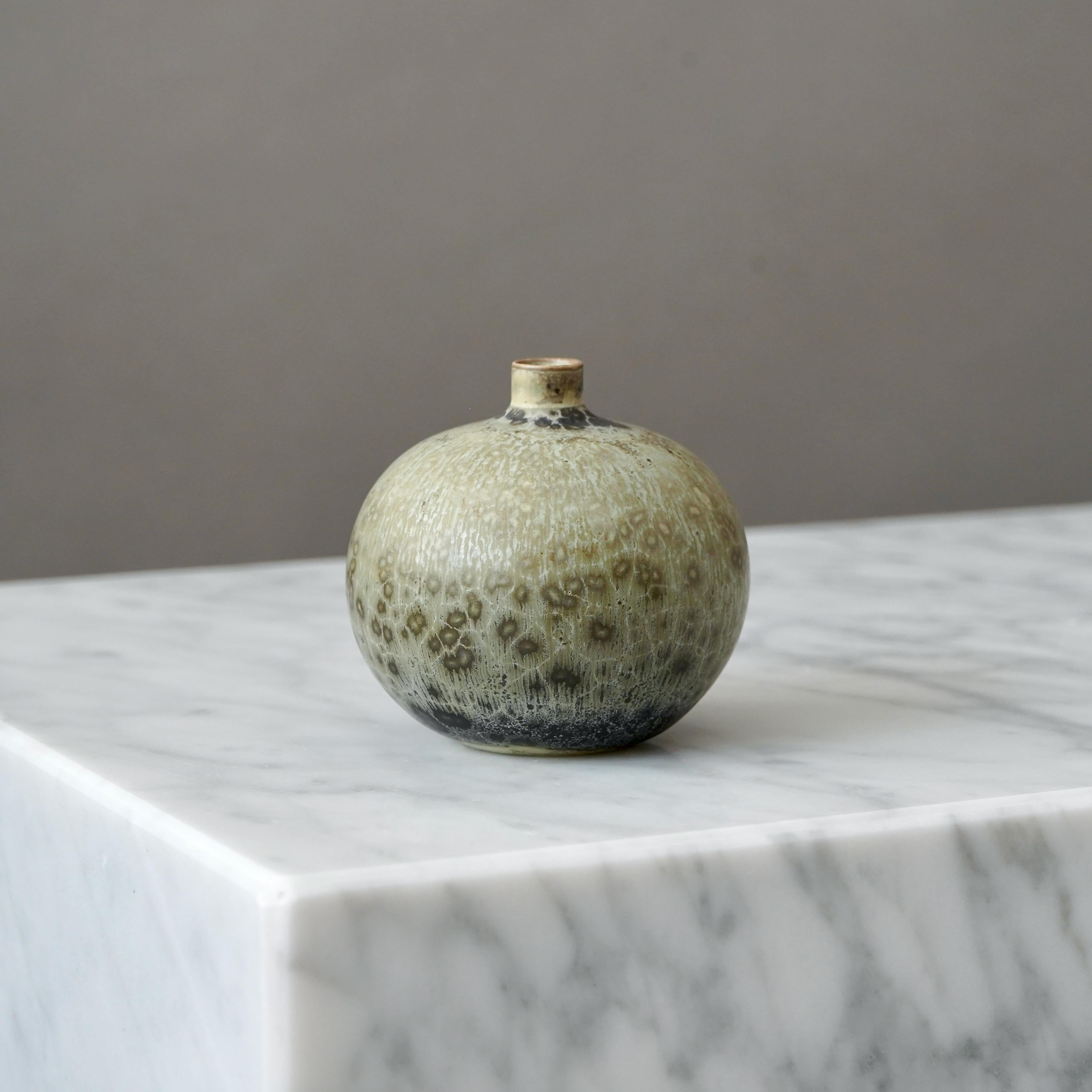 Svedese Vaso in gres verde di Carl-Harry Stalhane, Rorstrand, Svezia, anni '50 in vendita