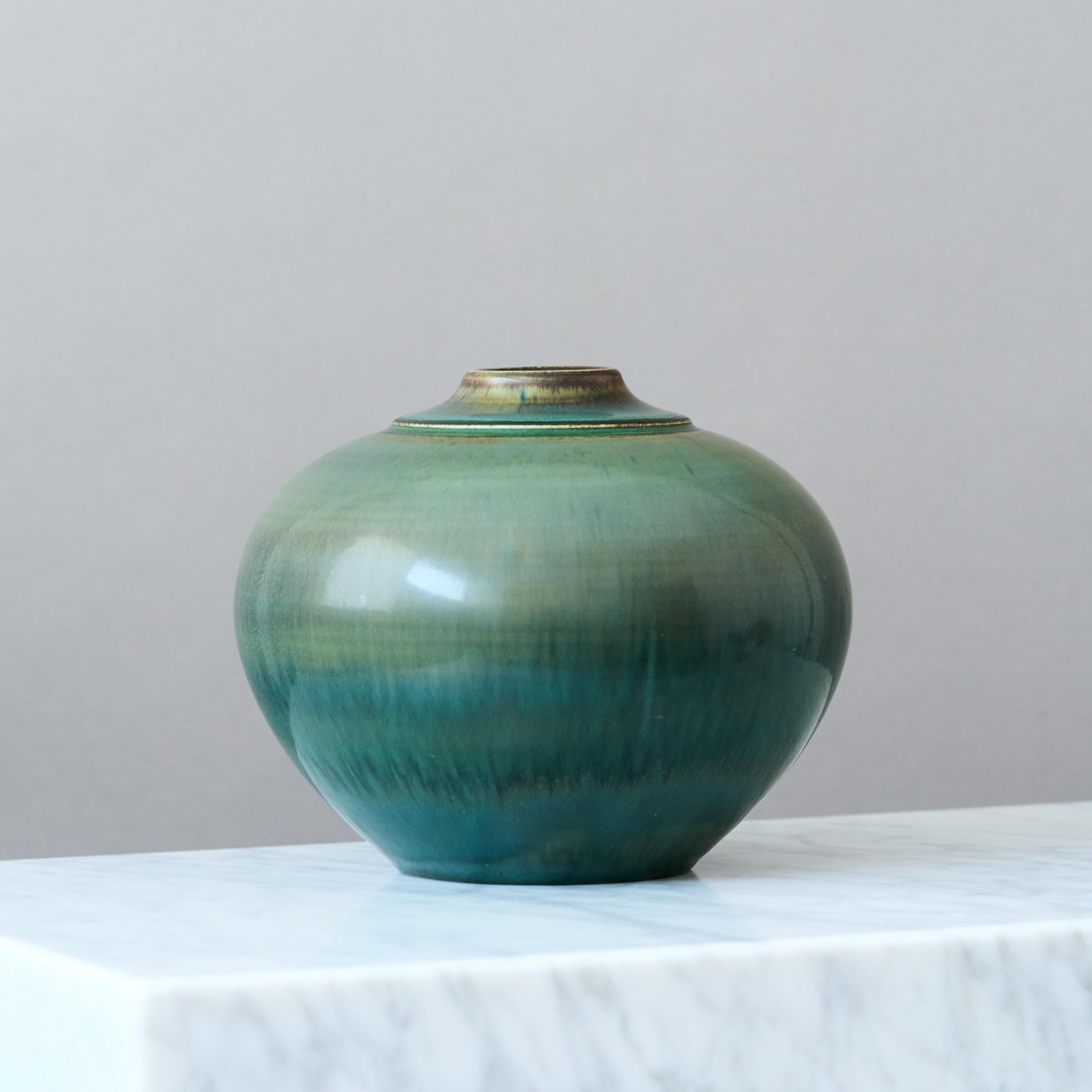 Vaso in gres verde di Gertrud Lönegren, Rörstrand, Svezia, 1930. in vendita 2