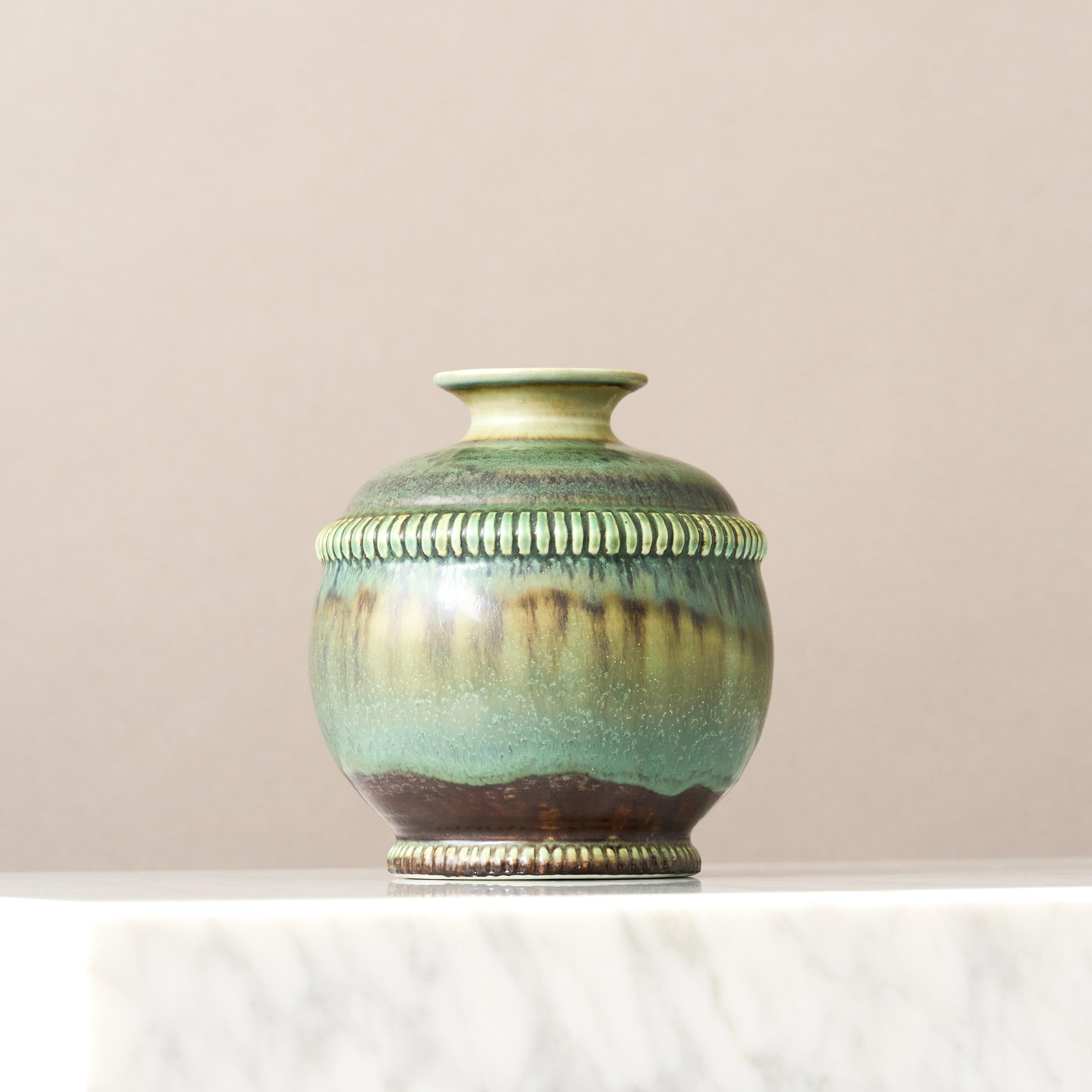 Precioso jarrón Grace sueco de gres con un esmalte asombroso.
Fabricada por Gertrud Lönegren en Rorstrand (Suecia) entre 1936 y 1941.

Gran condición. Pequeña grieta de cocción desde la producción hasta el borde superior (en la foto). 
Impreso