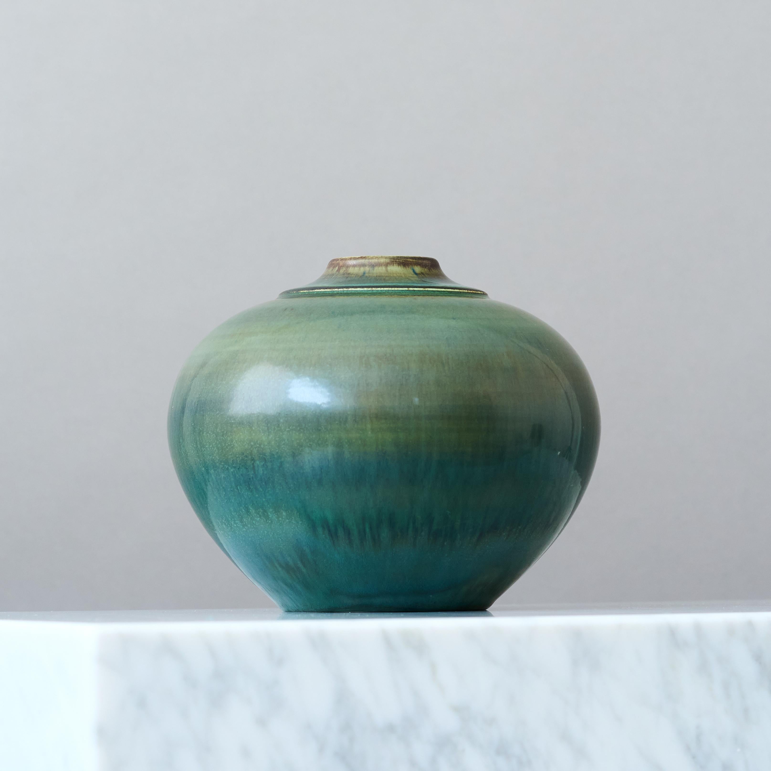 Stupefacente e raro vaso in gres con una smaltatura straordinaria. Disegnato da Gertrud Lönegren. Questo pezzo da studio è stato creato a Rorstrand in Svezia tra il 1936 e il 1941. Swedish Grace.

Ottime condizioni, alcune macchie più chiare nello