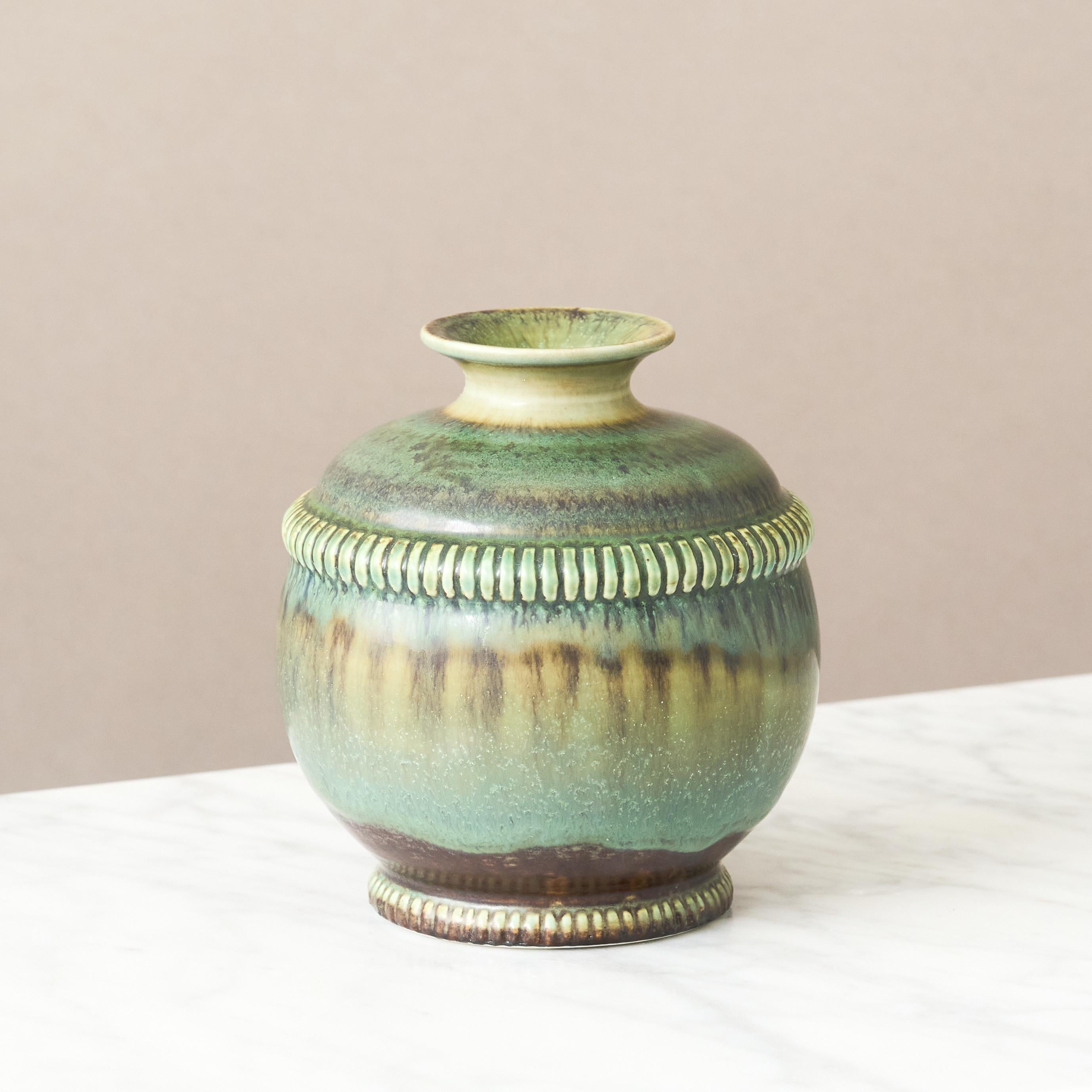 Jarrón de gres verde de Gertrud Lönegren, Rörstrand, Suecia, años 30. Escandinavo moderno en venta