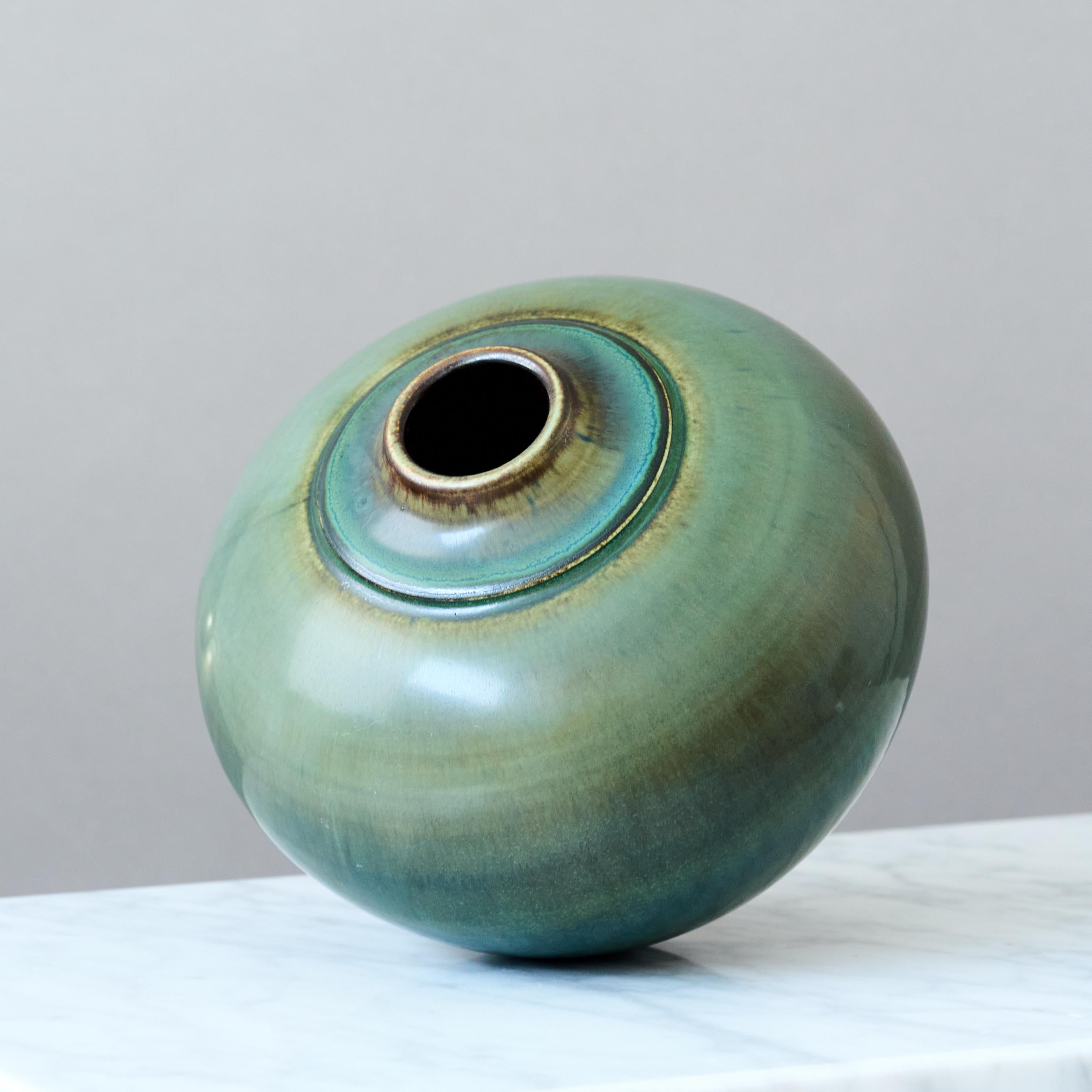 Scandinavo moderno Vaso in gres verde di Gertrud Lönegren, Rörstrand, Svezia, 1930. in vendita
