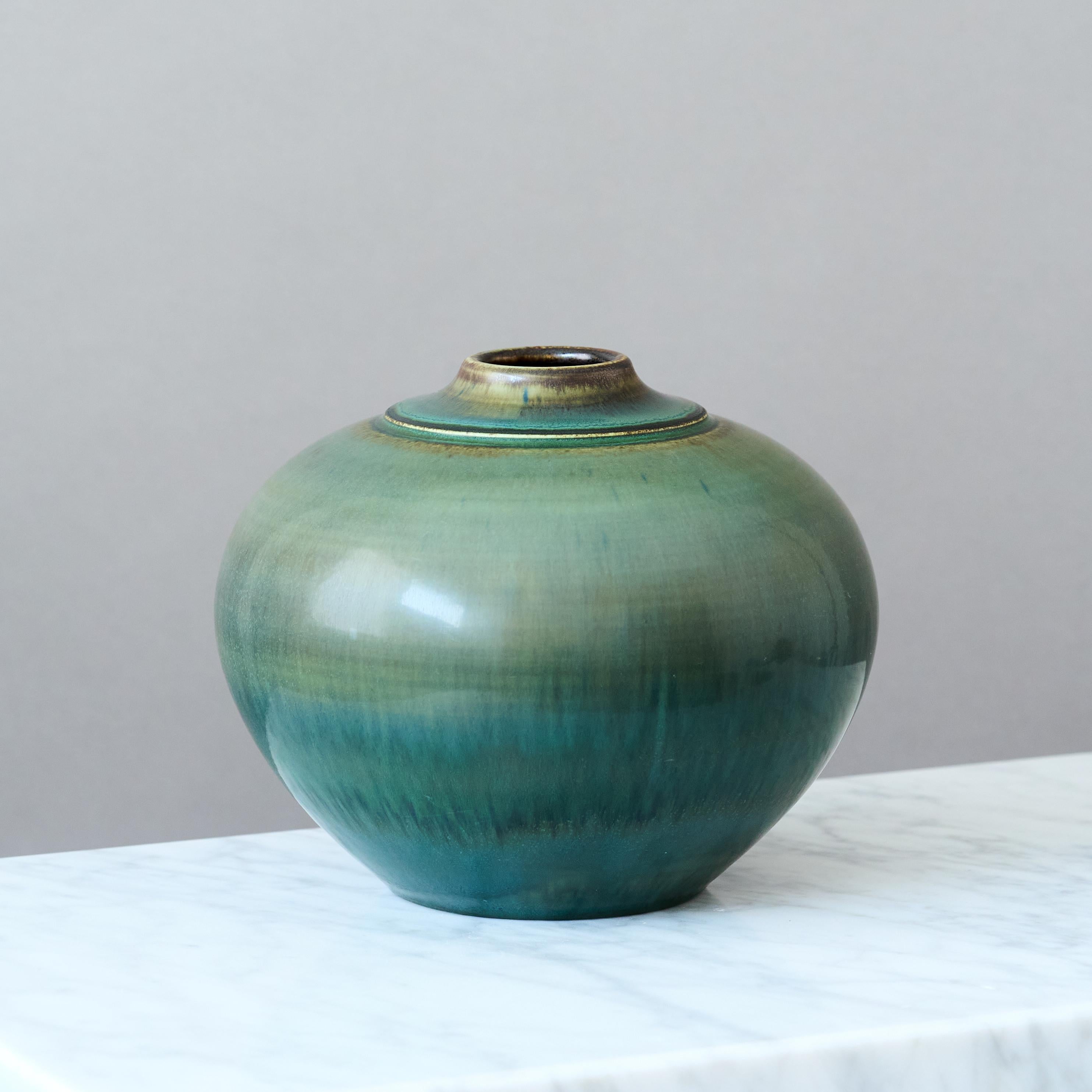 Svedese Vaso in gres verde di Gertrud Lönegren, Rörstrand, Svezia, 1930. in vendita