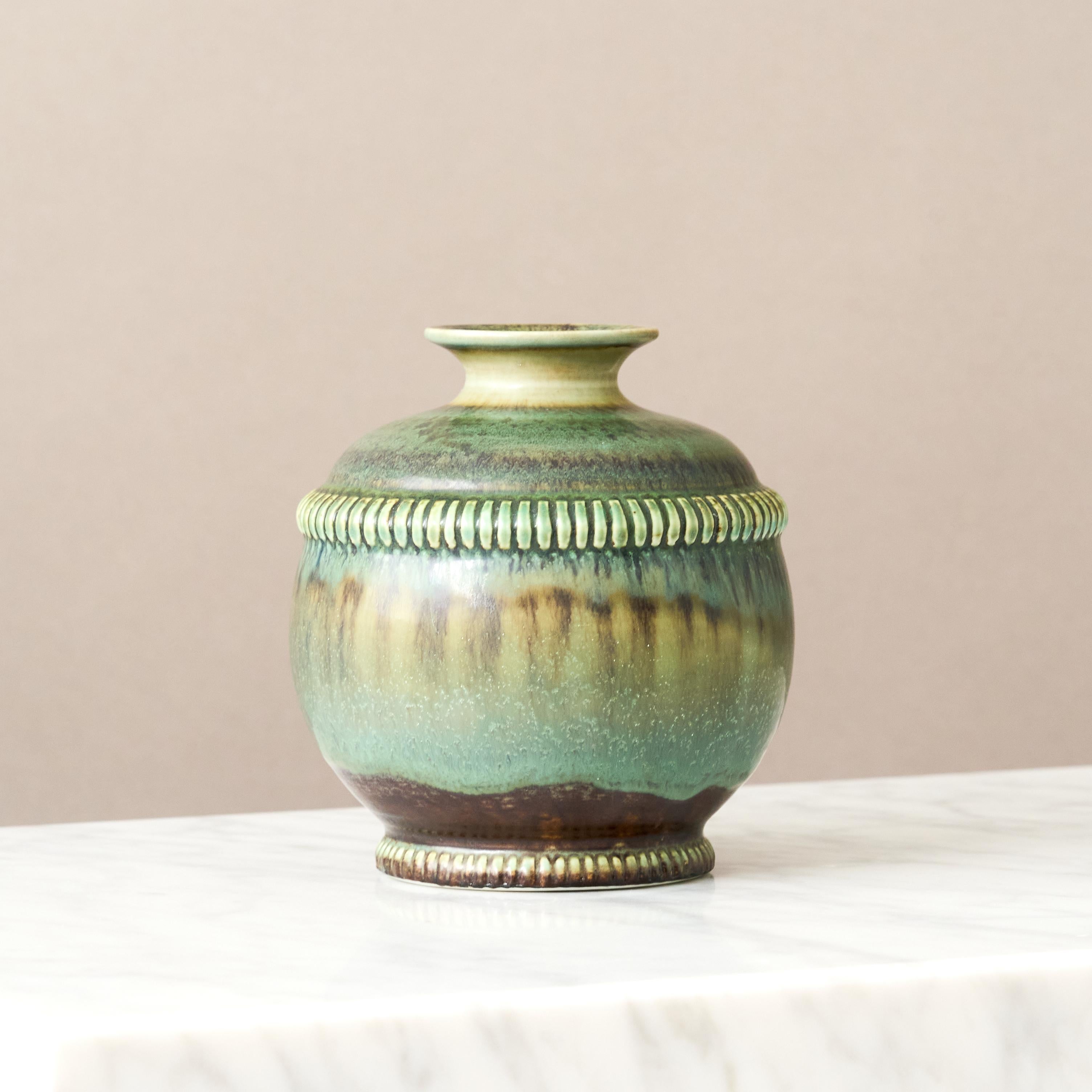 Jarrón de gres verde de Gertrud Lönegren, Rörstrand, Suecia, años 30. Glaseado en venta