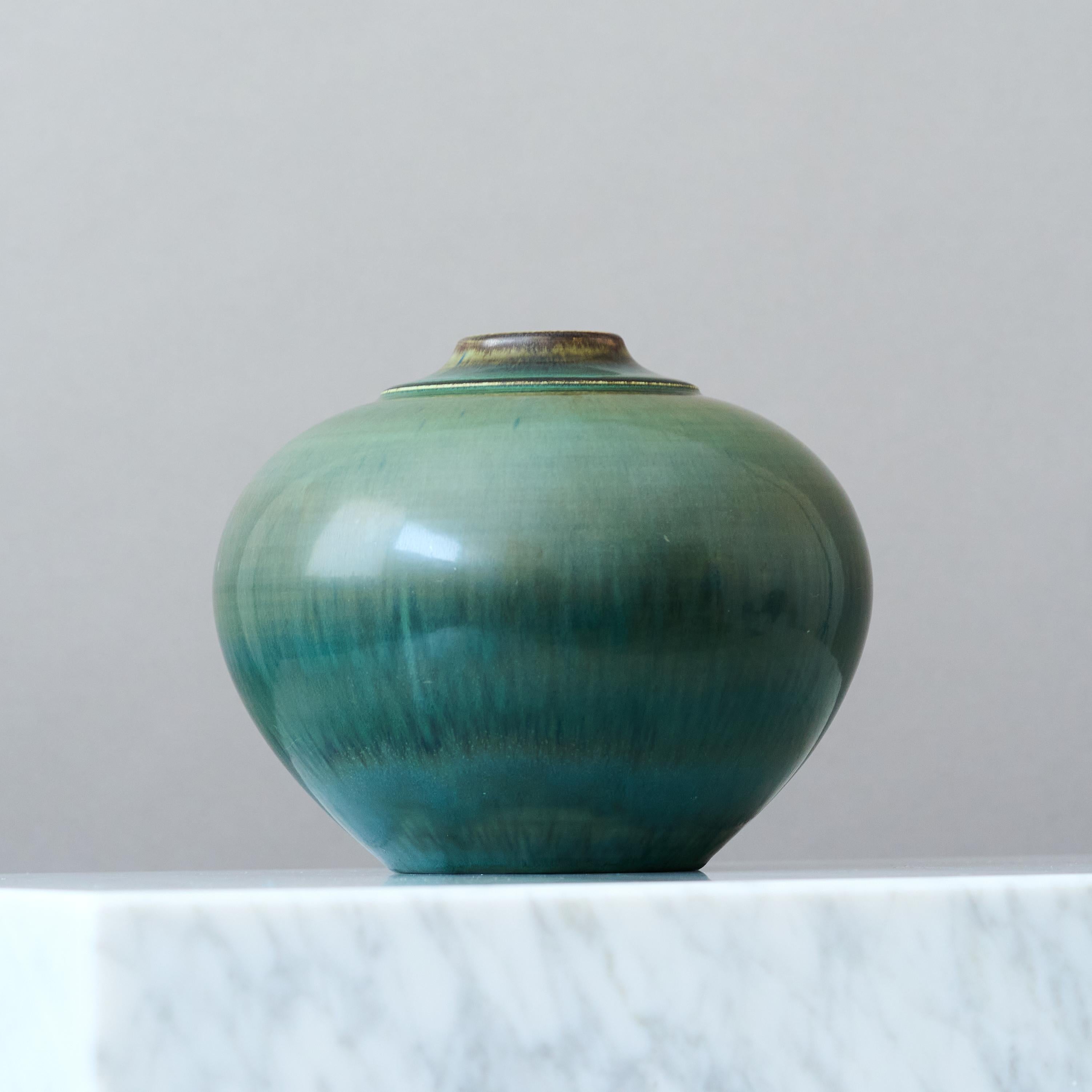 Smaltato Vaso in gres verde di Gertrud Lönegren, Rörstrand, Svezia, 1930. in vendita