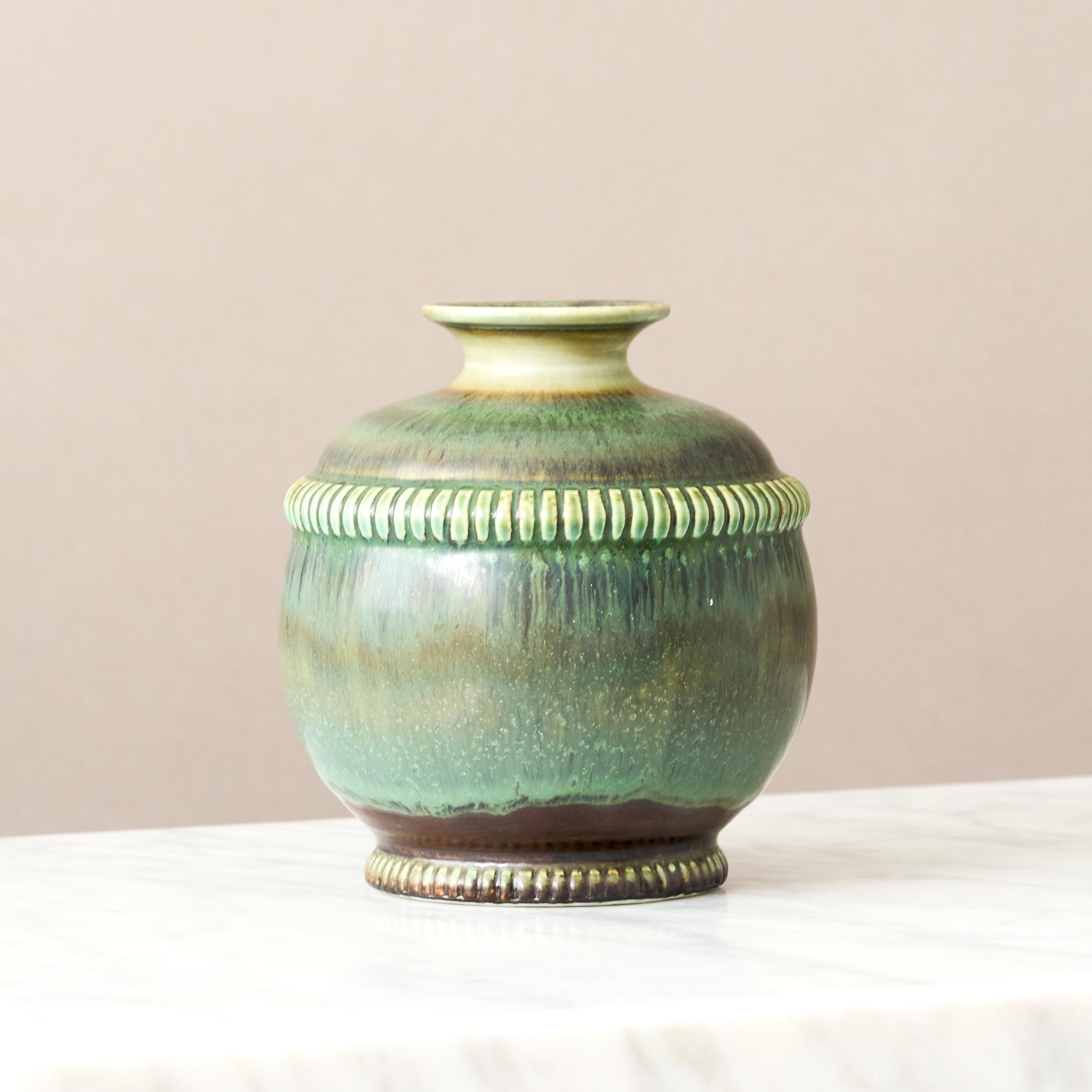 Jarrón de gres verde de Gertrud Lönegren, Rörstrand, Suecia, años 30. en Bueno estado para la venta en Malmö, SE