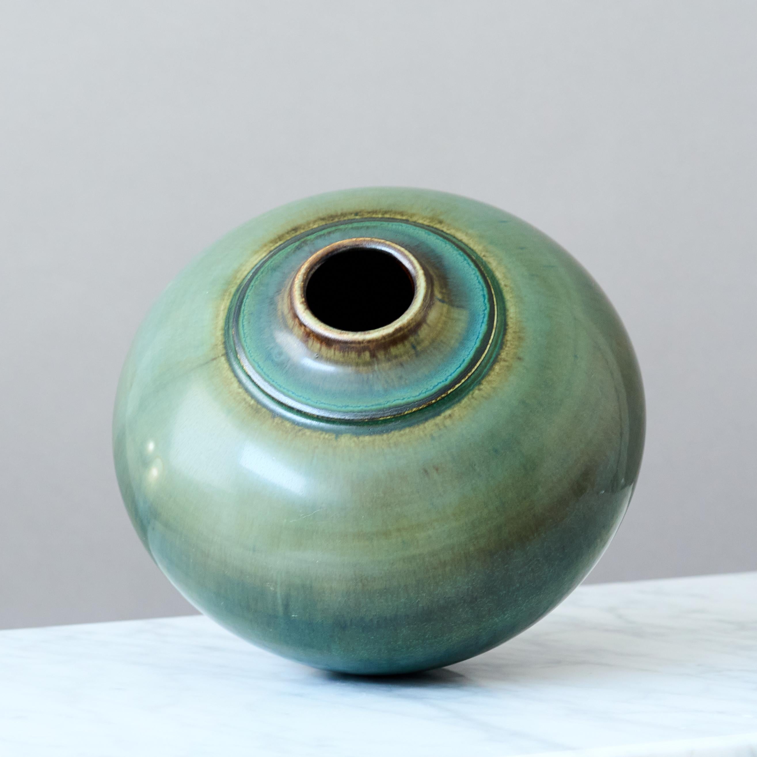 Vaso in gres verde di Gertrud Lönegren, Rörstrand, Svezia, 1930. In condizioni buone in vendita a Malmö, SE