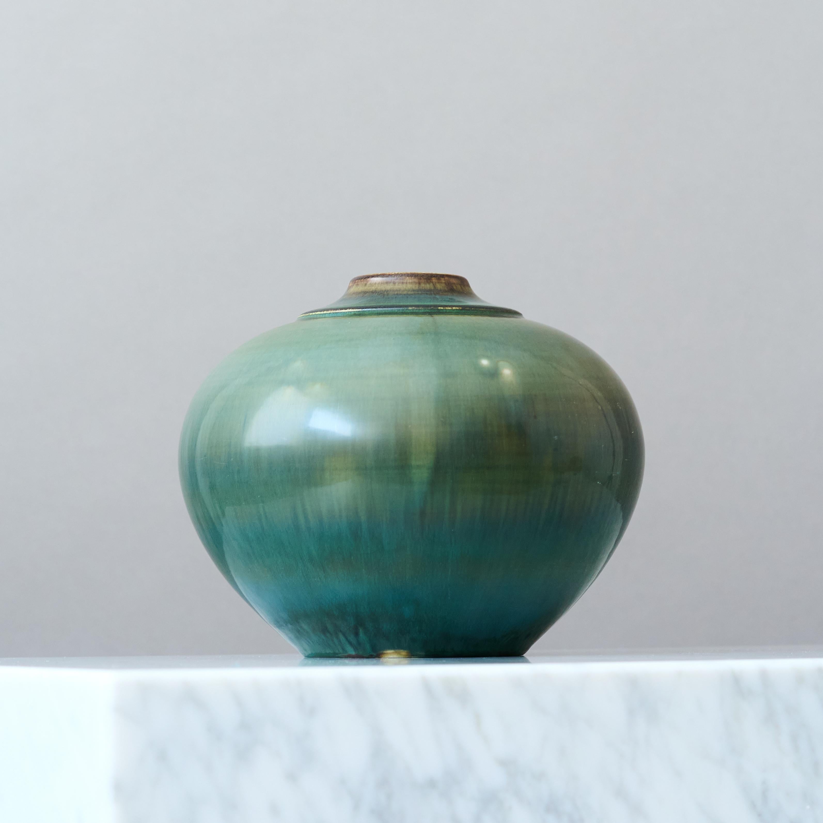 XX secolo Vaso in gres verde di Gertrud Lönegren, Rörstrand, Svezia, 1930. in vendita