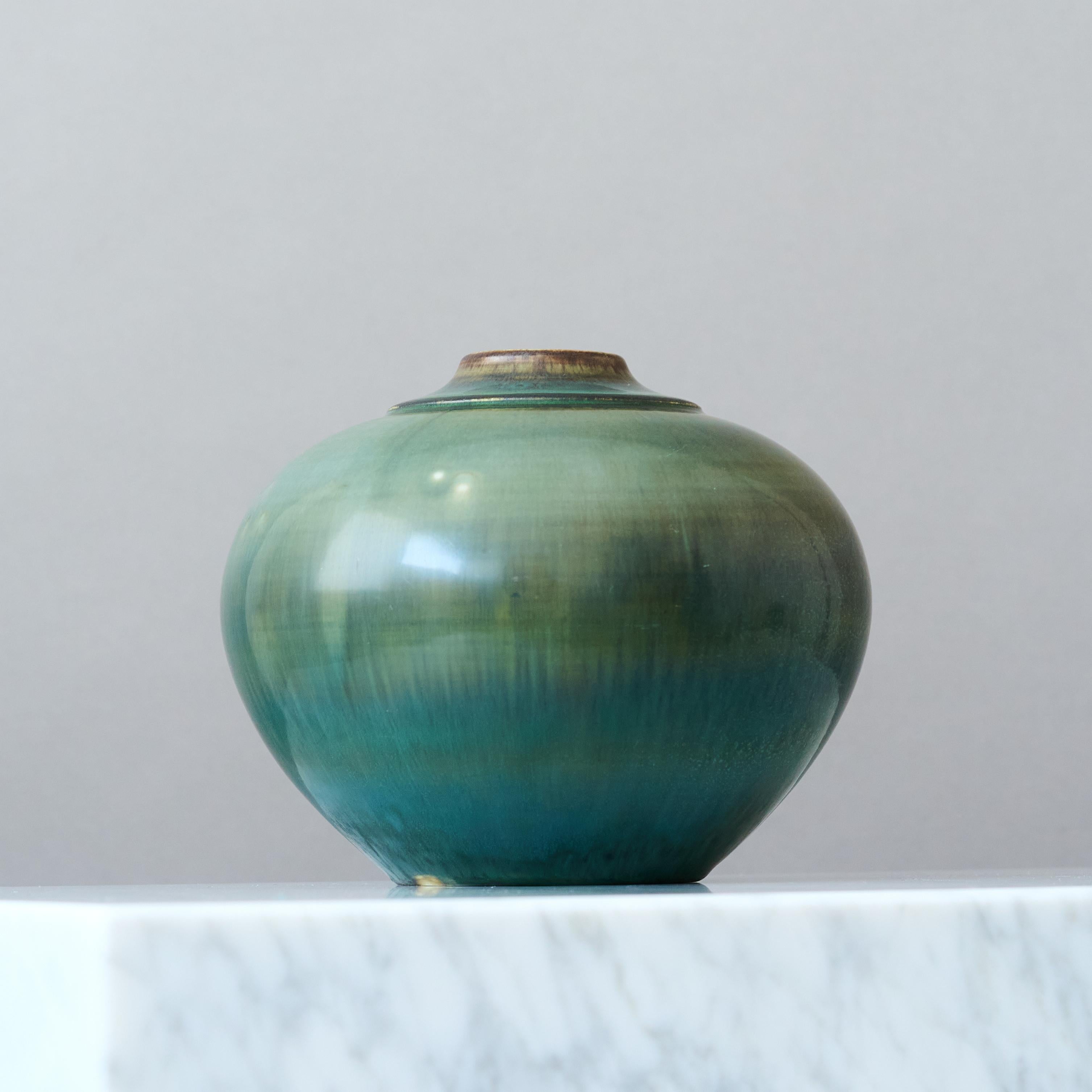 Ceramica Vaso in gres verde di Gertrud Lönegren, Rörstrand, Svezia, 1930. in vendita