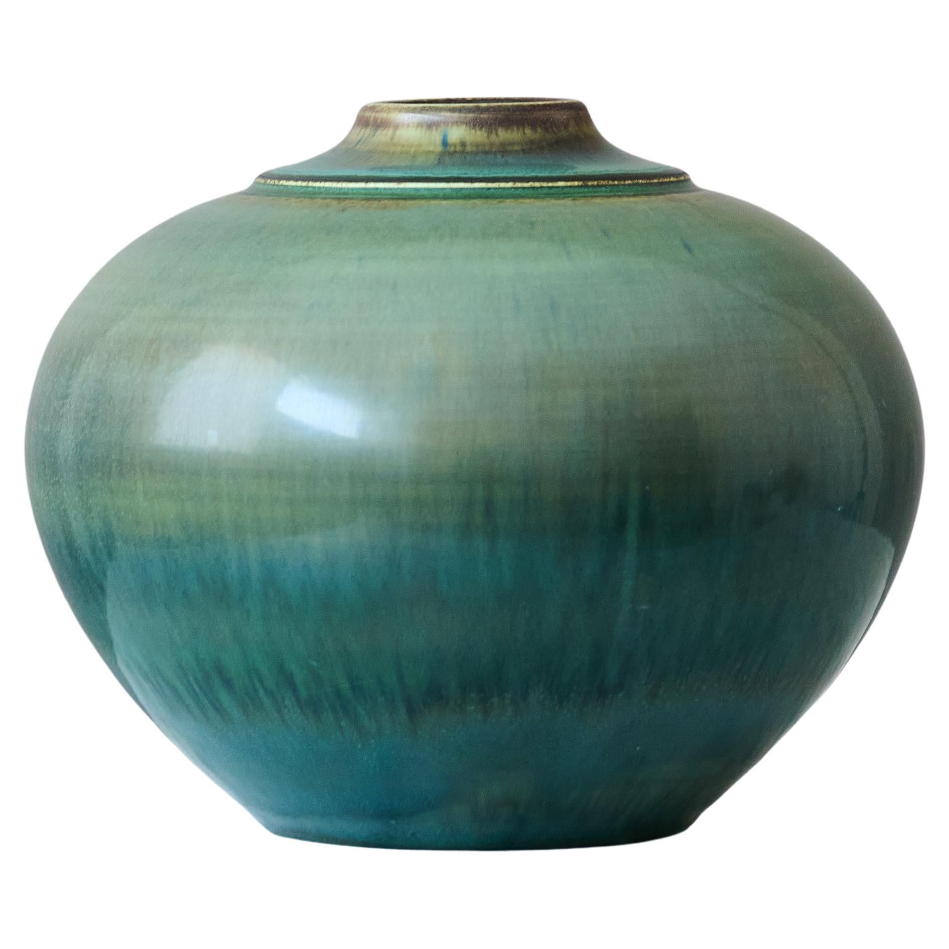 Grüne Steingutvase von Gertrud Lönegren, Rörstrand, Schweden, 1930er Jahre.
