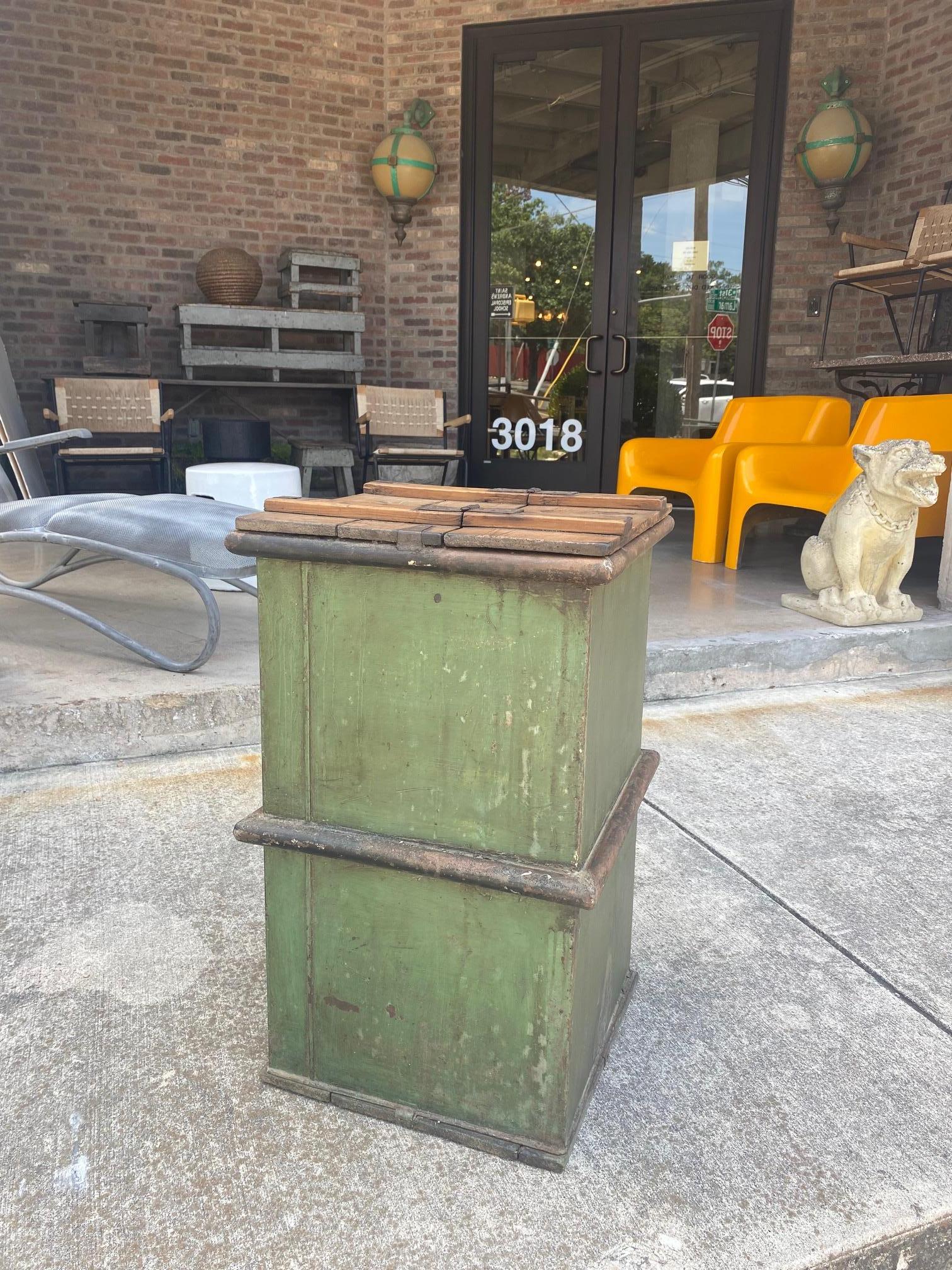 Charmante boîte de rangement en métal vert avec couvercle en pin naturel fixé sur une charnière.  Fait une table d'appoint parfaite.  France, années 1940