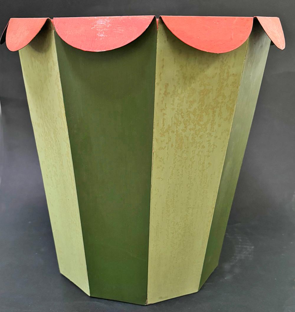 Encargada por Briger Design y fabricada por artesanos mexicanos en San Miguel de Allende, esta papelera de tole pintada tiene un diseño y una pintura atrevidos.  Los lados acampanados de la pieza están pintados con franjas contrastadas de verde