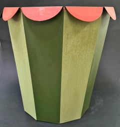 „Green Striped Wastebasket“, handgefertigtes, bemaltes Tole-Stück von Briger