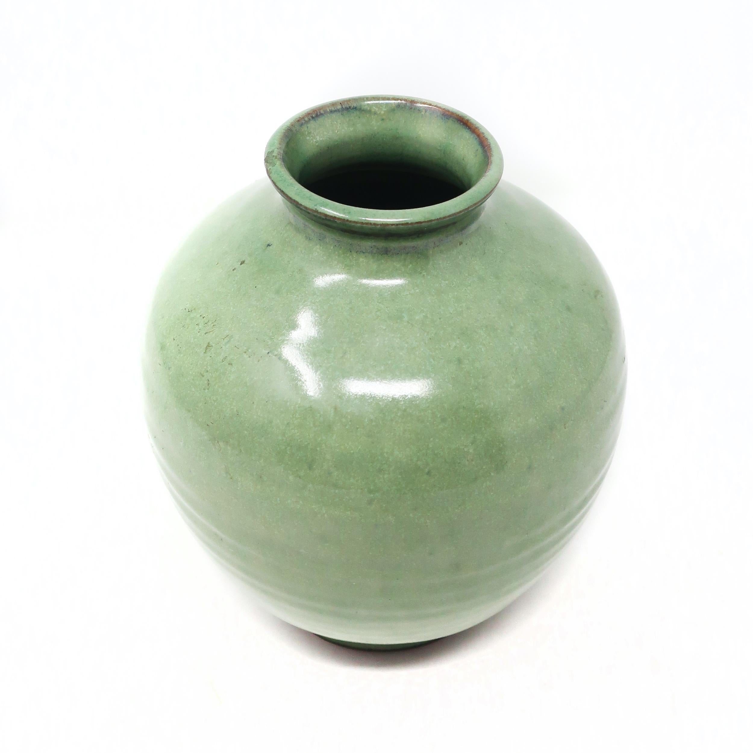 Vase vert Studio Pottery d'Evans & Mary Scheier Bon état - En vente à Brooklyn, NY