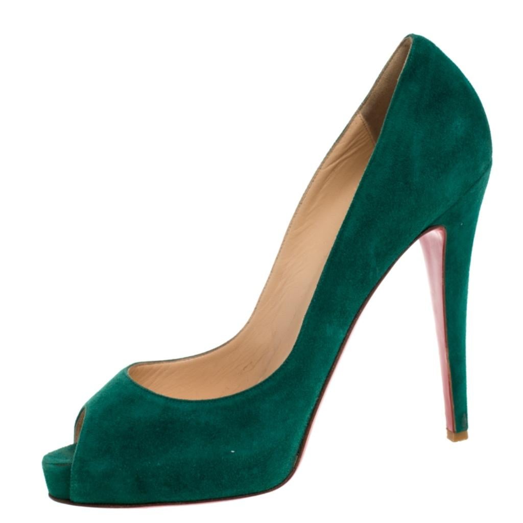 This stunning pair of Hyper Prive pumps from Christian Louboutin are sure to add some class to your outfits. The peep-toe pumps have been crafted from suede, and they come with comfortable leather insoles. They are complete with 12.5 cm heels,