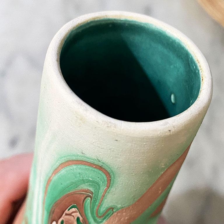 Américain Vase Touring Pottery en céramique avec tourbillon vert en vente