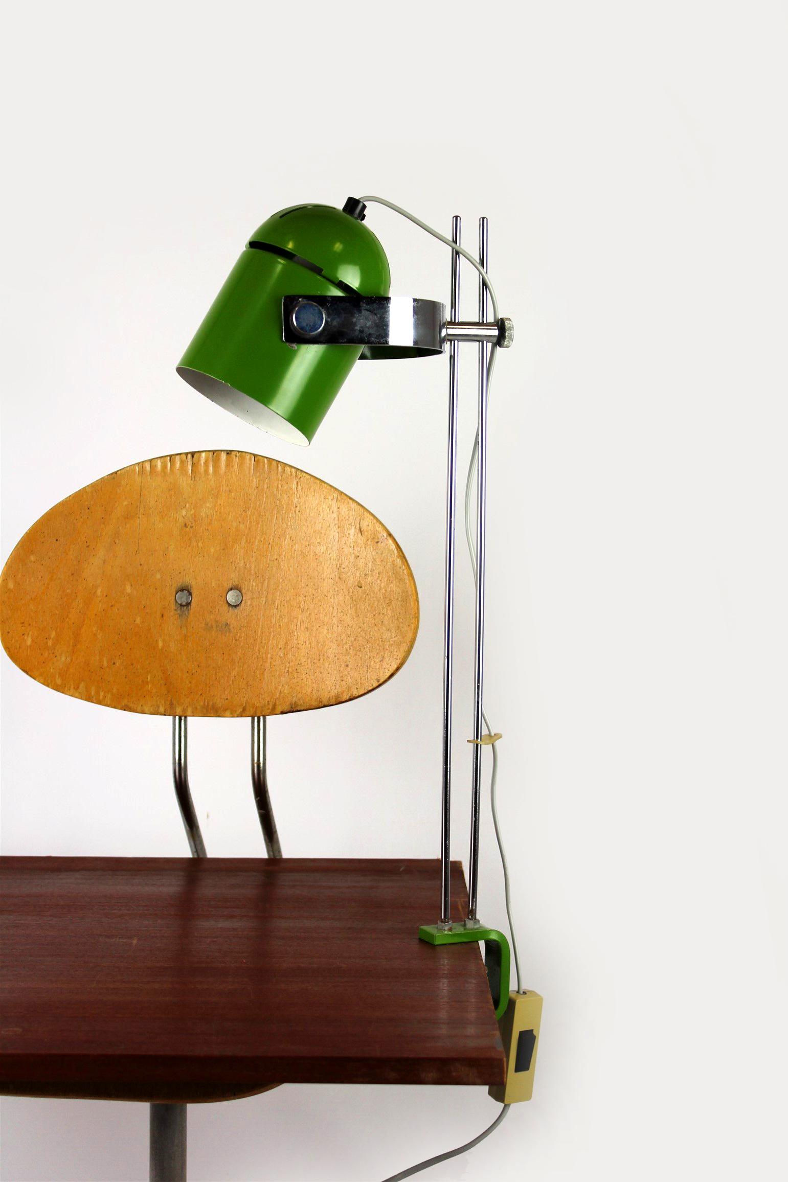 Lampe de table vintage conçue par Stanislav Indra et produite dans les années 1970. La lampe est entièrement fonctionnelle et possède un abat-jour réglable.
