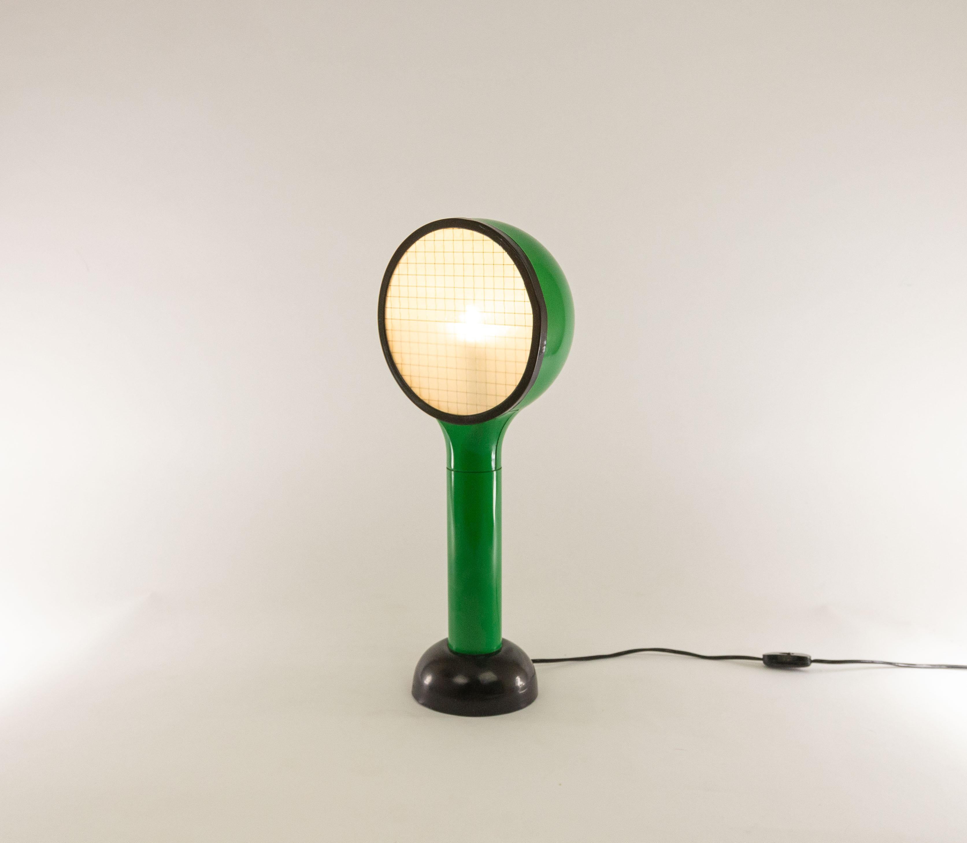 Lampe de table drive conçue par Adalberto Dal Lago et Adam Thiani en 1974. Il a été fabriqué par Francesconi et comporte une étiquette originale sur sa face inférieure.

Ce modèle fait partie d'une série d'appliques et de lampes de table. Ils sont