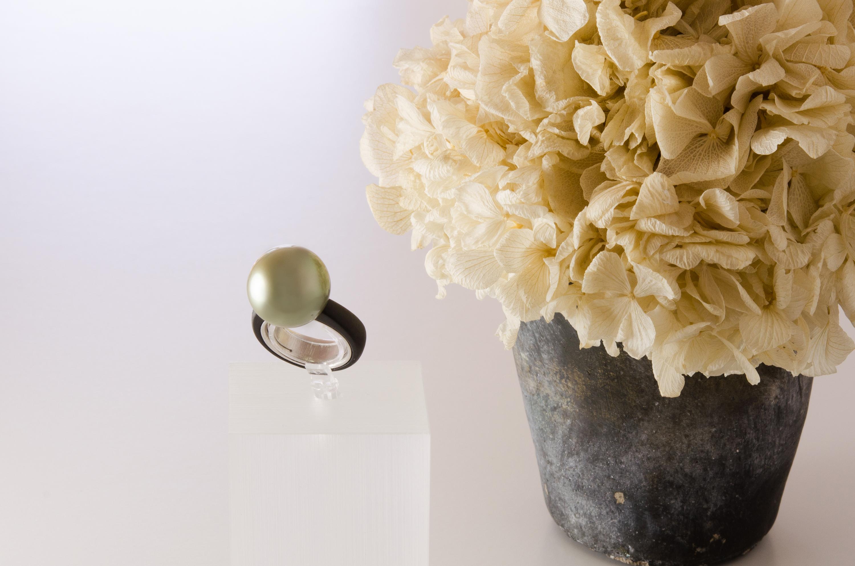 Contemporary Green Tahiti Pearl Ring in 18 Karat White Gold and Carbon For Sale
