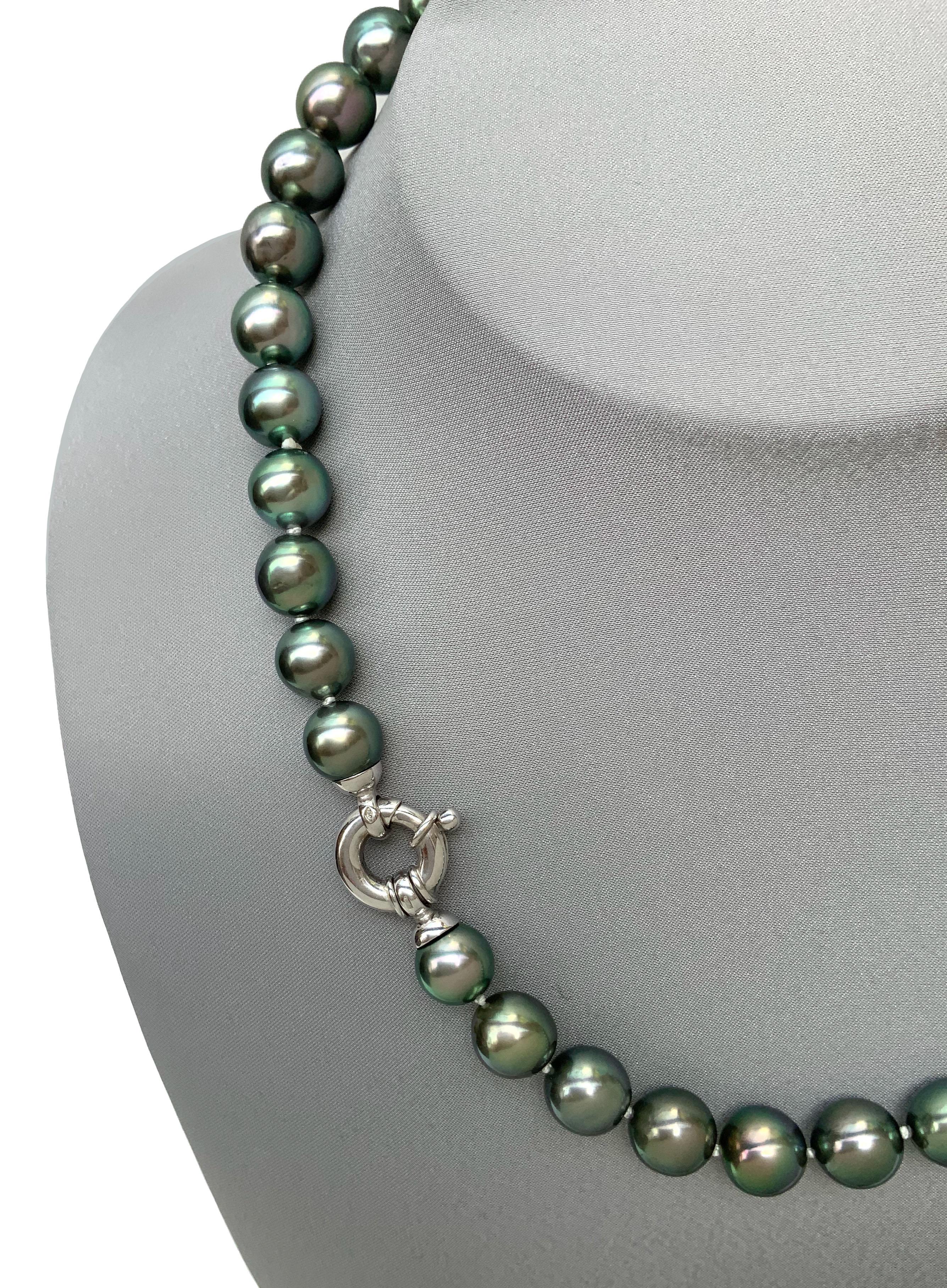 This gorgeous pre-owned green Tahitian South Sea pearl graduated necklace features 39 pearls carefully chosen for their radiant luster and green overtone. 
Their sizes range from 9-11mm 

It is a Princess length as follows:
- Pearl to pearl: 42 cms