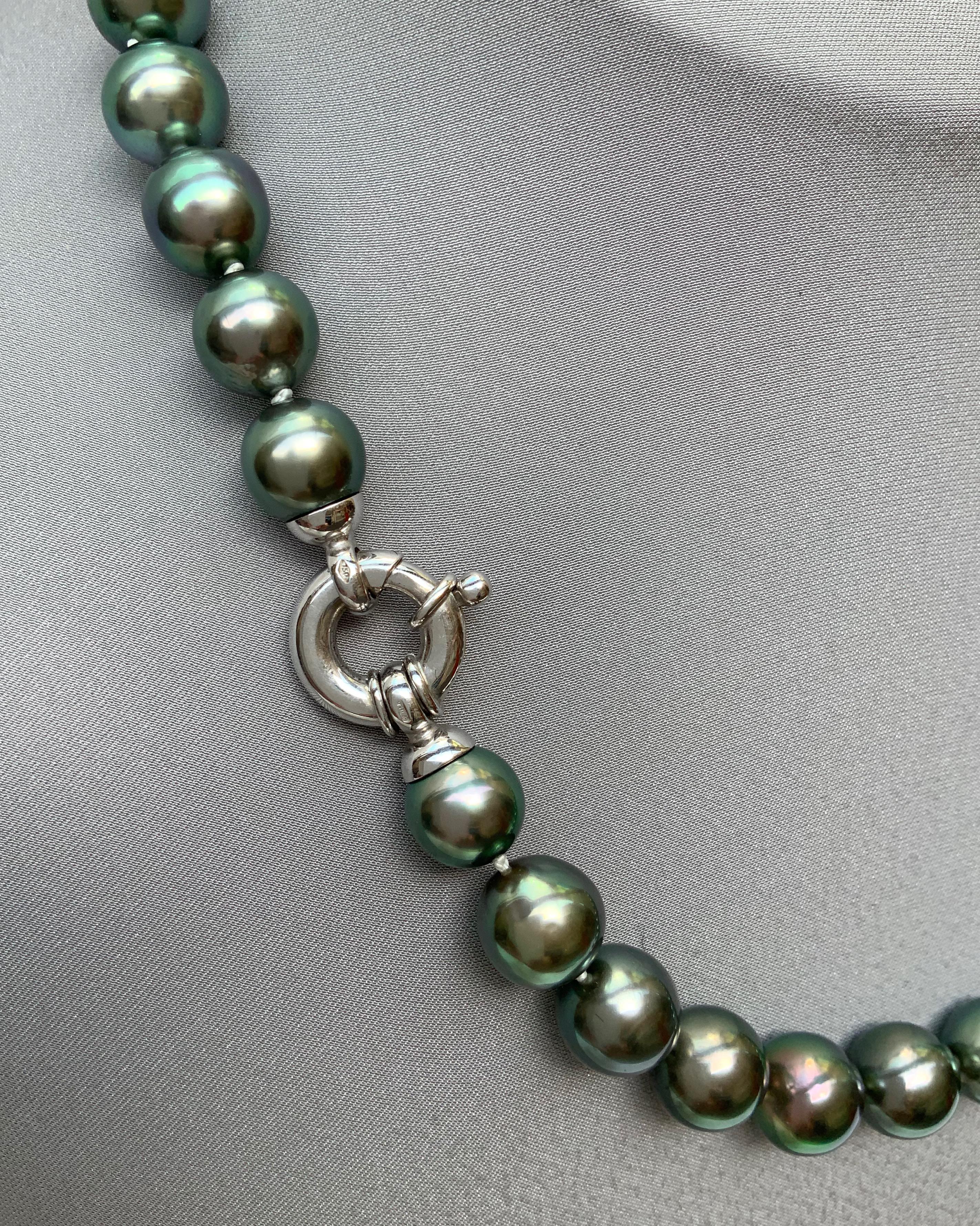 Round Cut Green Tahitian South Sea Pearl Necklace For Sale