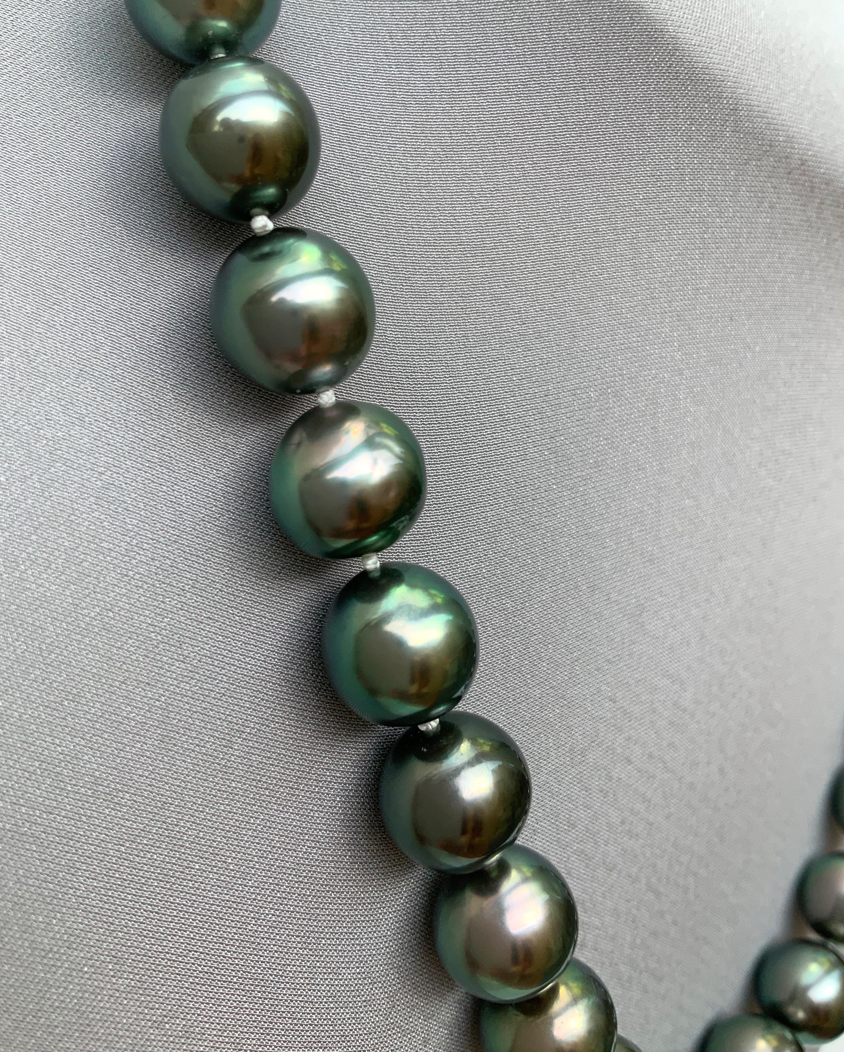 Women's or Men's Green Tahitian South Sea Pearl Necklace For Sale