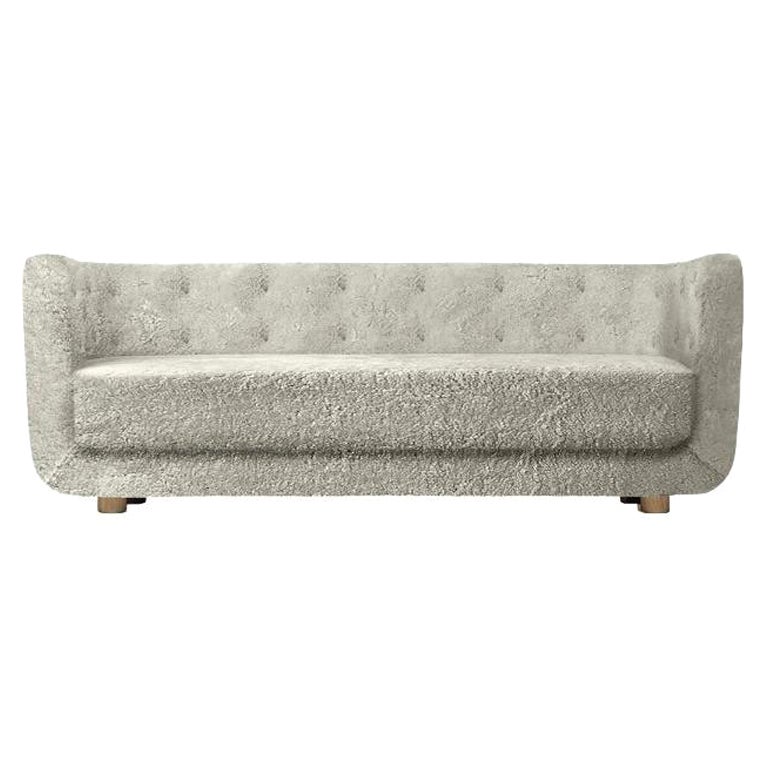 Vilhelm Sofa aus grünem Schafsfell und Eiche Natur von Lassen