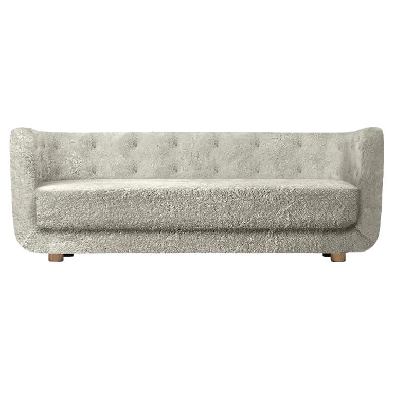 Vilhelm-Sofa aus Schafsfell und Rauch Eiche in Grün von Lassen im Angebot