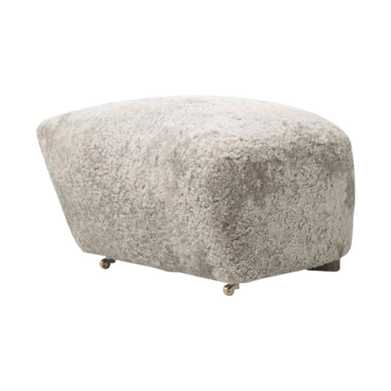 Tabouret en peau de mouton The Tired Man de Lassen, thé vert et chêne fumé en vente