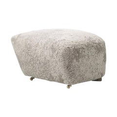 Tabouret en peau de mouton The Tired Man de Lassen, thé vert et chêne fumé