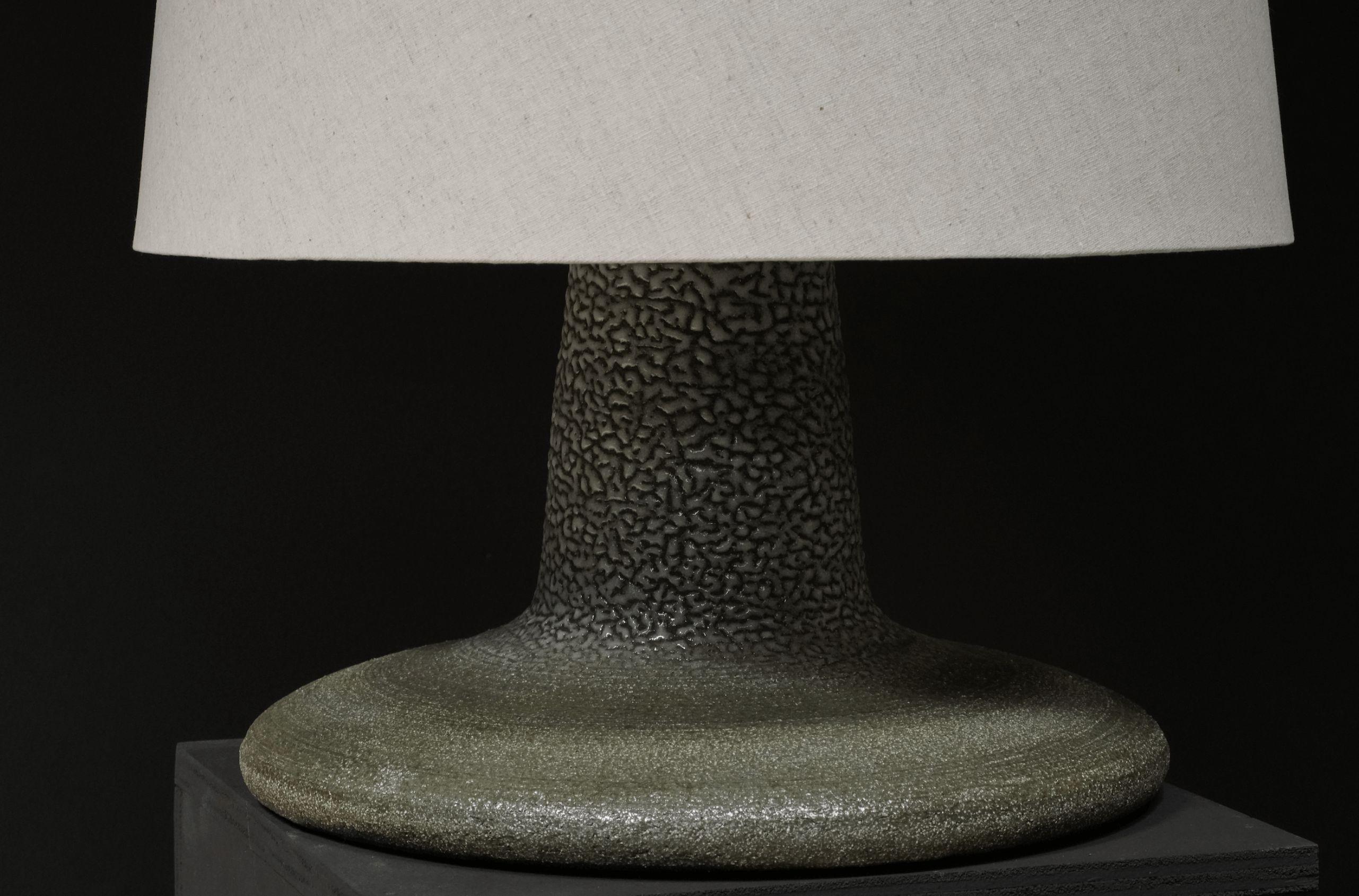 Américain Lampe de table en céramique texturée verte en vente