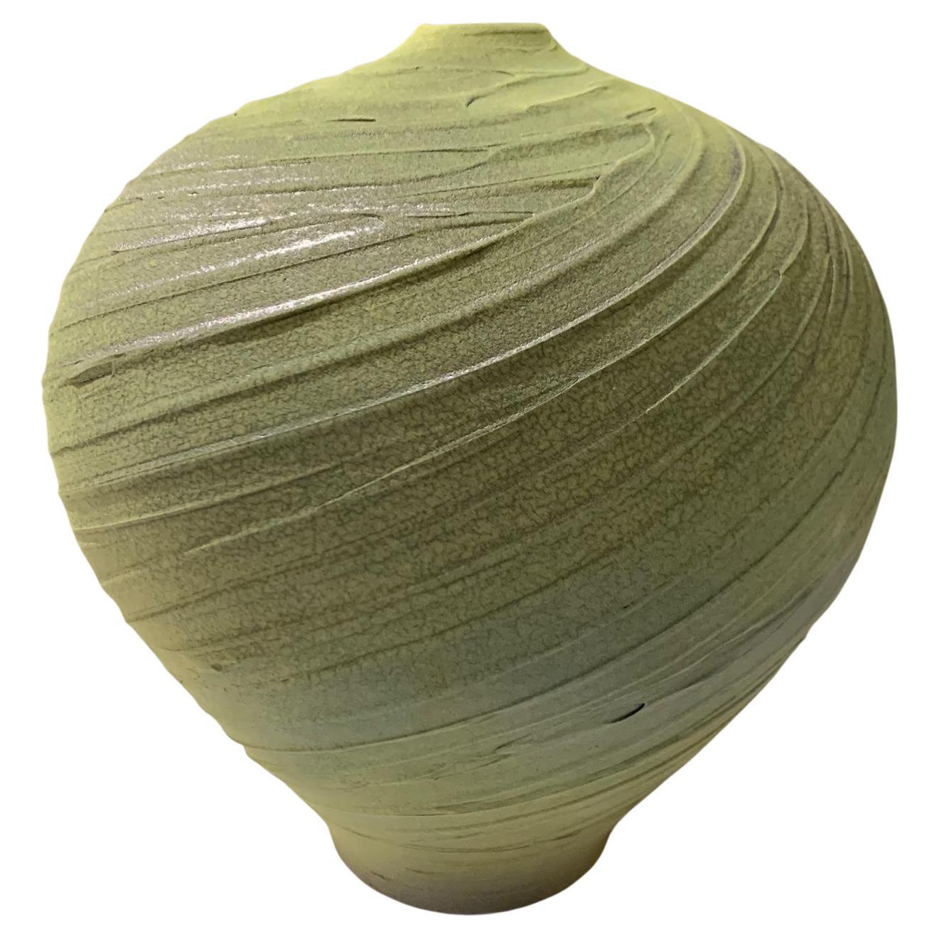 Vase en faïence verte texturée faite à la main, contemporain, États-Unis