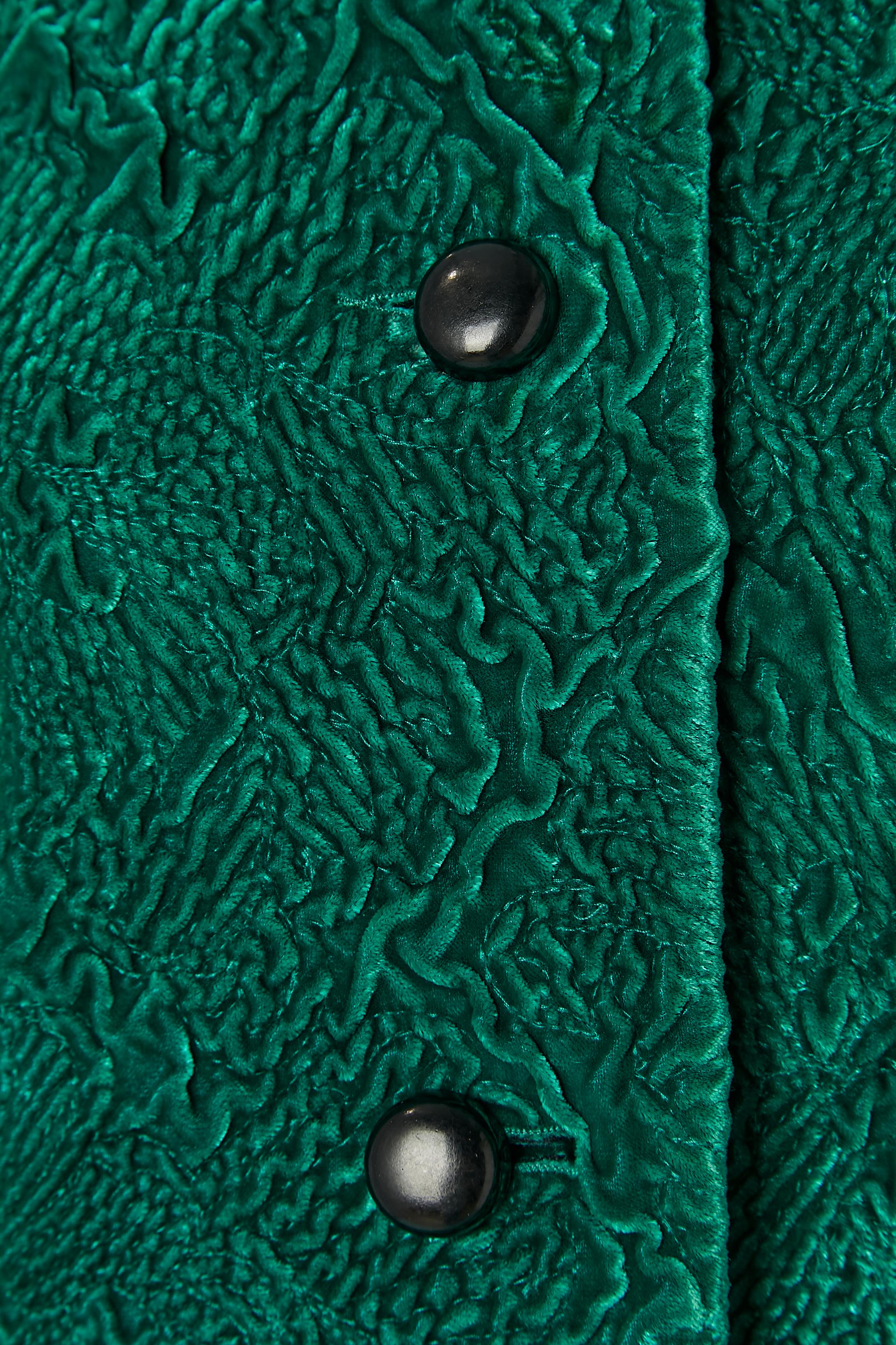 Green textured velvet single breasted jacket. Shell fabric composition: 50% lycra, 35% rayon, 15% silk. 
No fabric composition tag for the lining but probably acetate or rayon. 
Button and buttonhole closure on the middle front. Thin shoulder