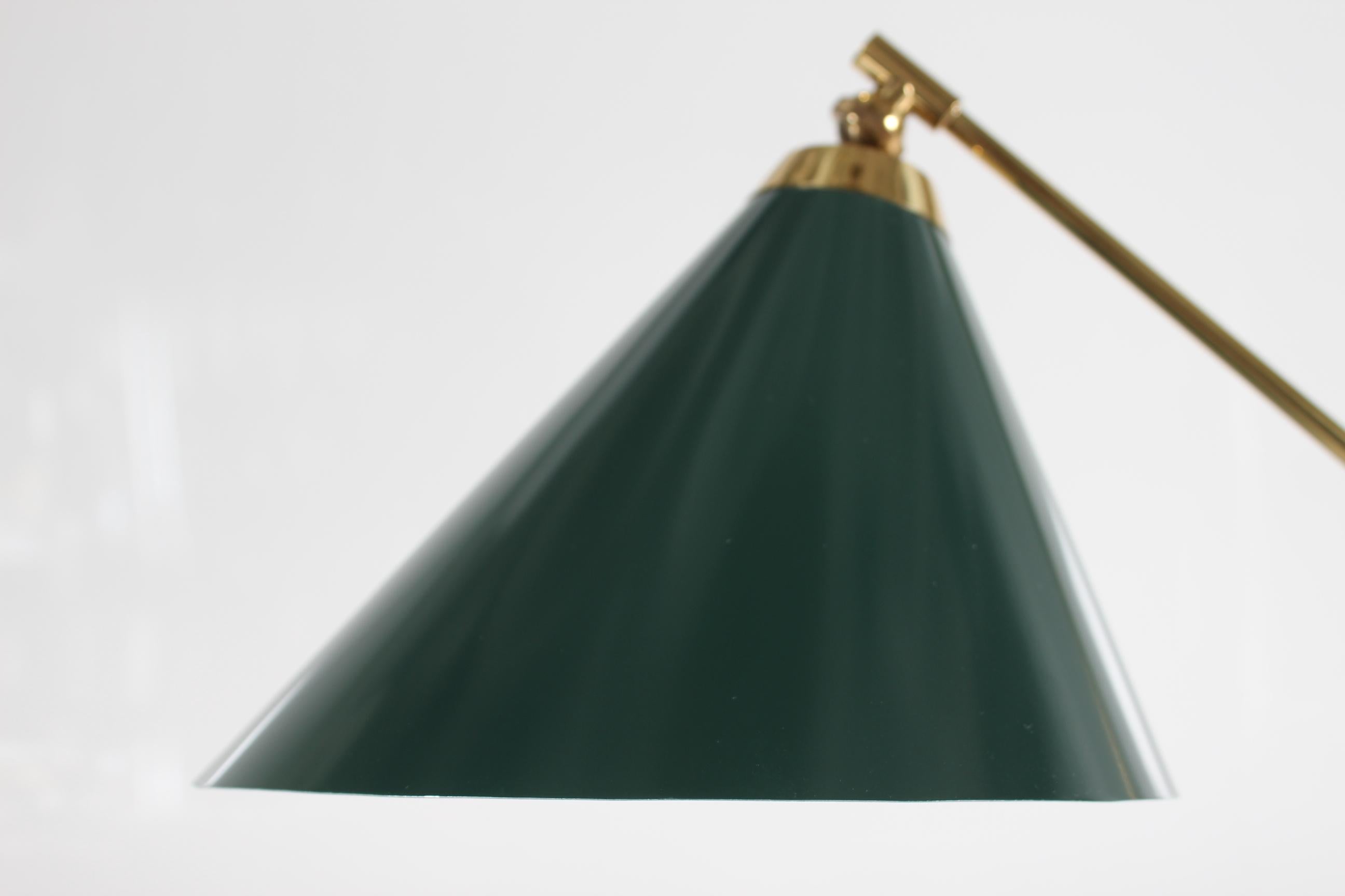 Green Th. Valentiner by Poul Dinesen Flexible Desk Lamp of Brass, Denmark 1960s Lacado en venta