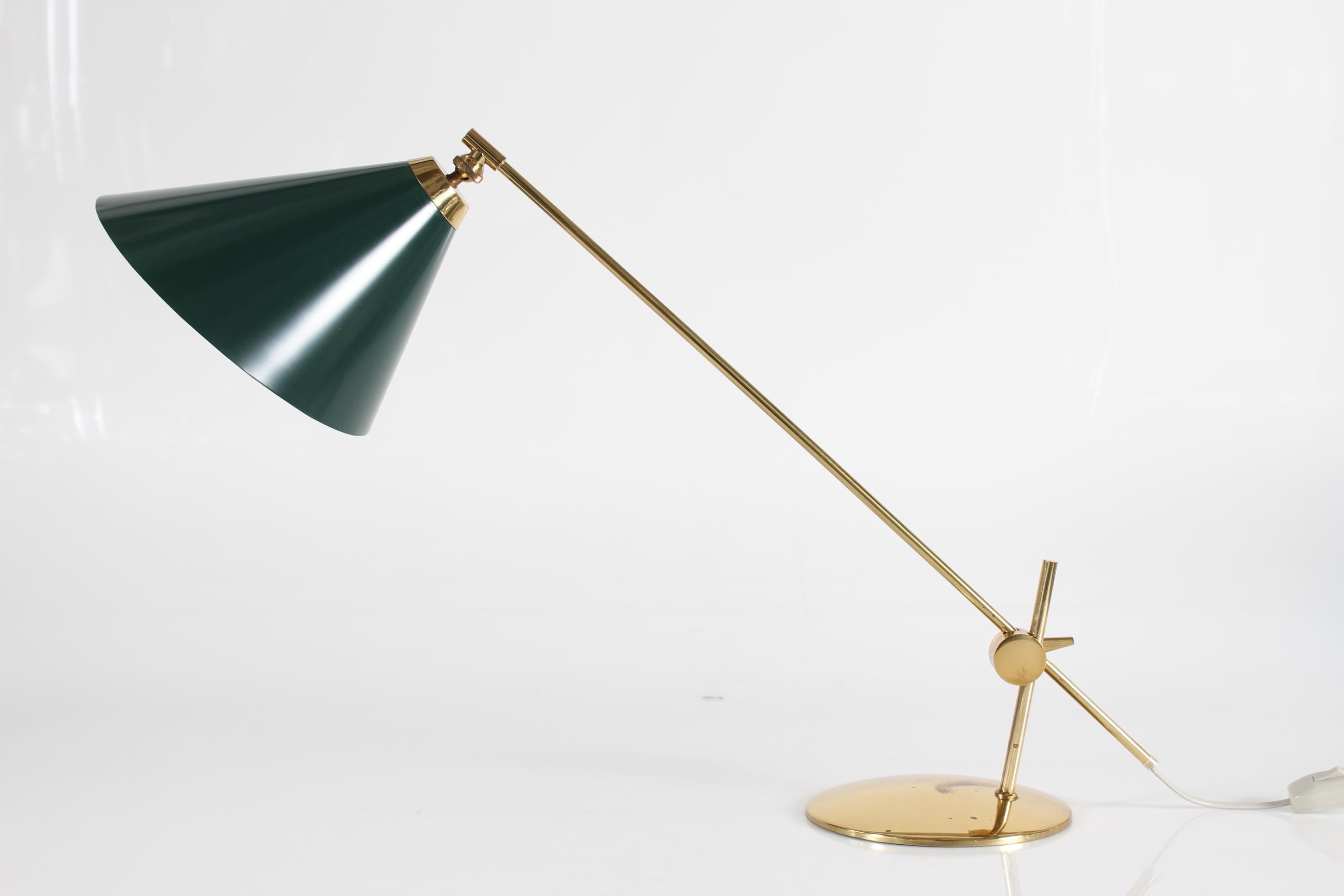 Green Th. Valentiner by Poul Dinesen Flexible Desk Lamp of Brass, Denmark 1960s en Bueno estado para la venta en Silkeborg, Silkeborg
