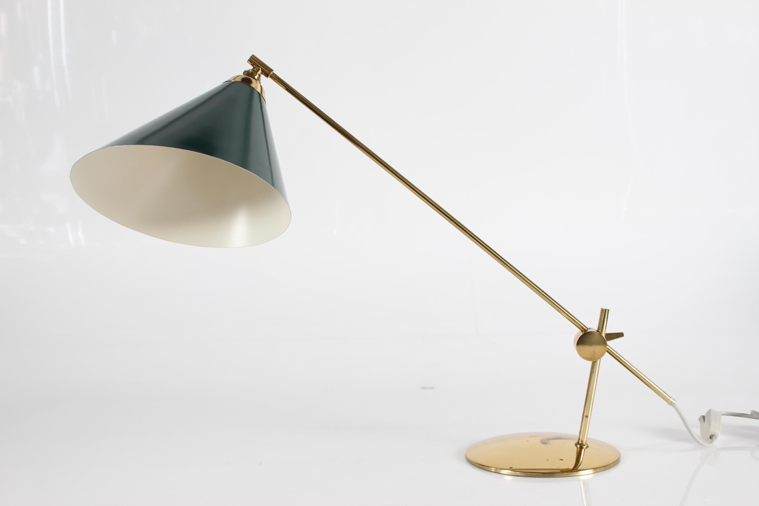 Green Th. Valentiner by Poul Dinesen Flexible Desk Lamp of Brass, Denmark 1960s mediados del siglo XX en venta