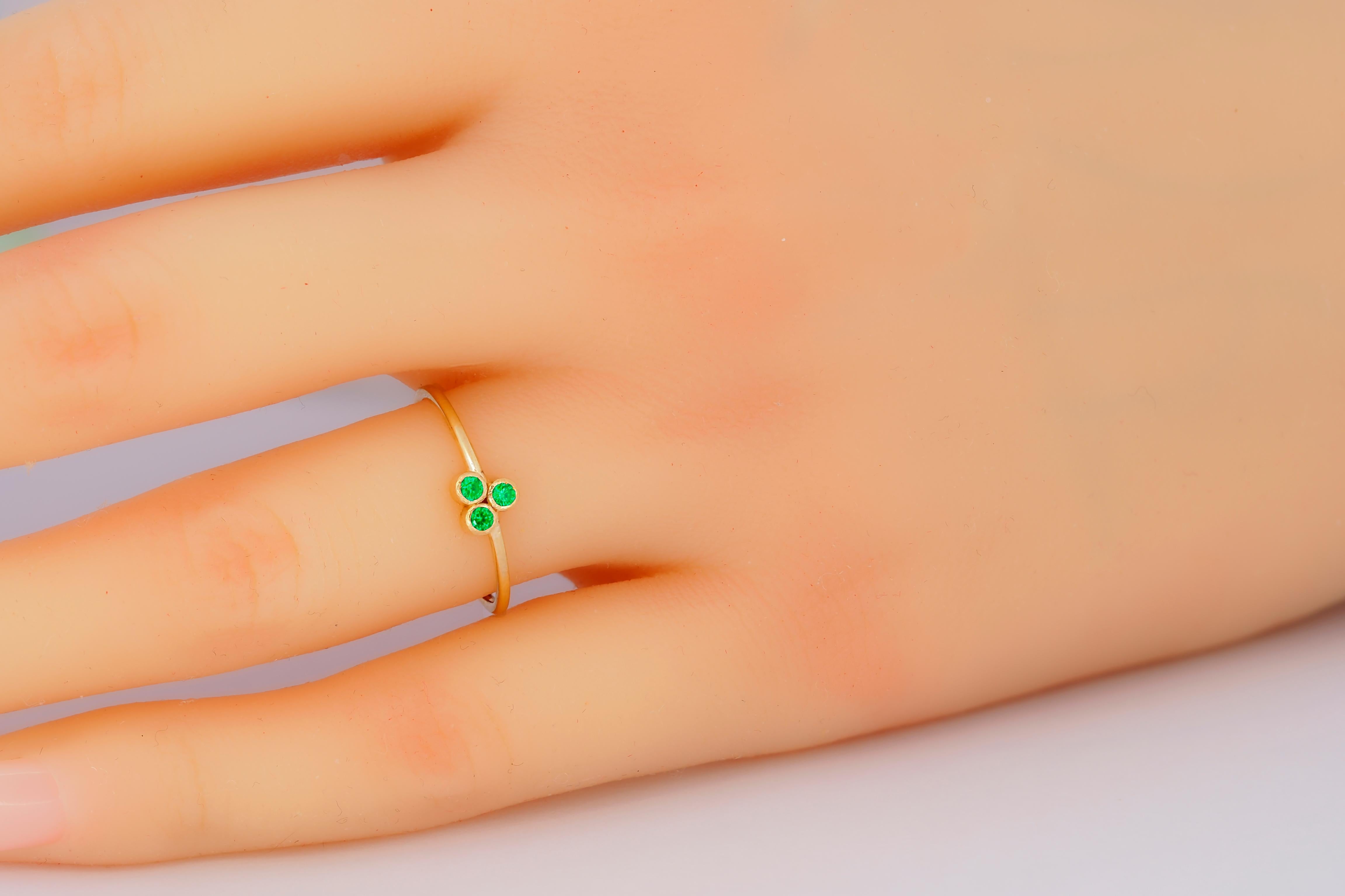 Grüner Dreistein-Ring aus 14 Karat Gold.  Ring mit drei Steinen. Minimalistischer Ring mit grünem Laborsmaragd. Zierlicher Edelstein-Ring. Dünner Bandring. Stapelbarer Bandring.

Metall: 14k Gold
Gewicht: 1.8 g je nach Größe
Laborsmaragd, 3 Steine,