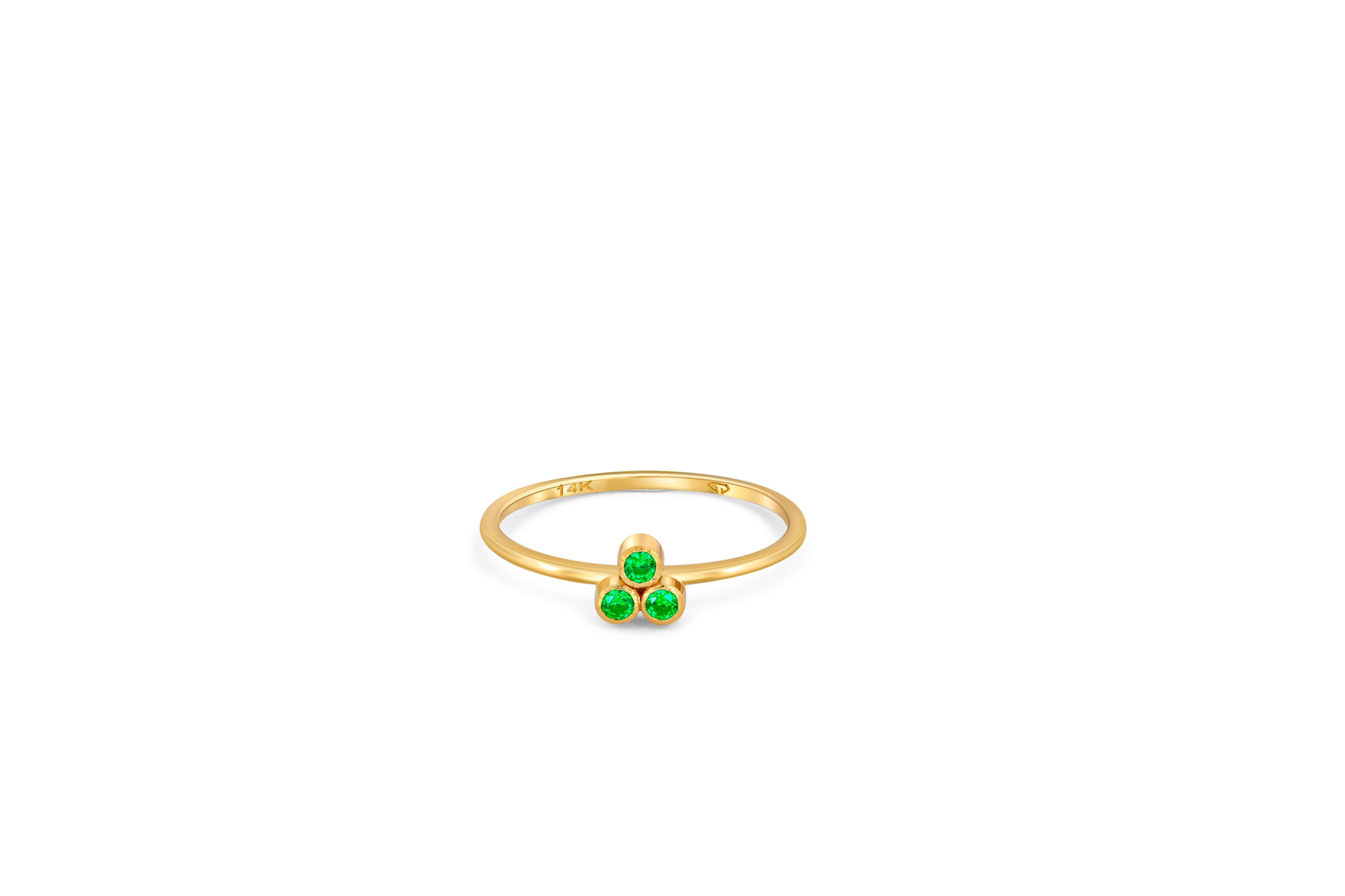 Round Cut Green Three Stone 14k gold ring. For Sale