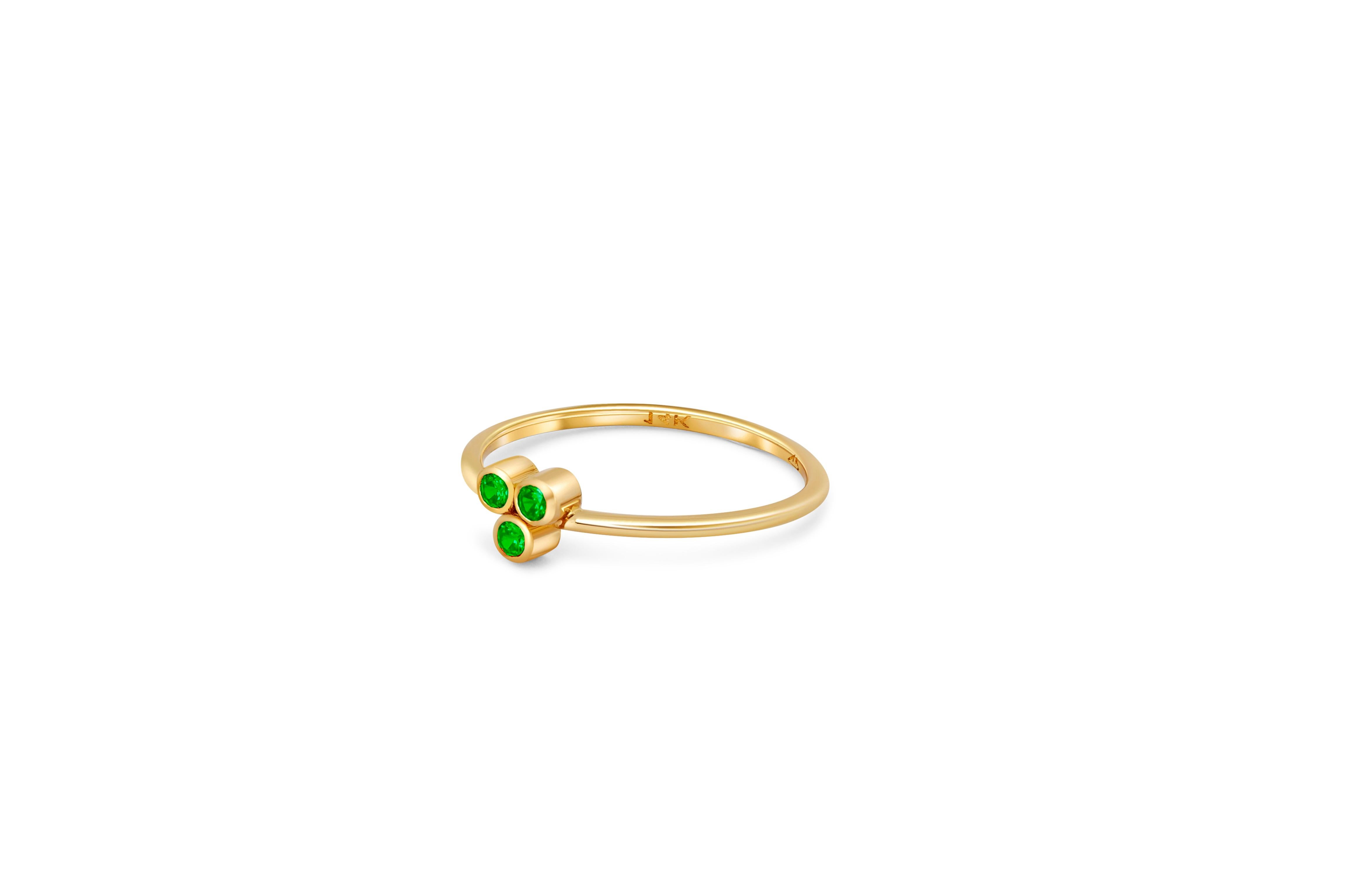 Women's or Men's Green Three Stone 14k gold ring. For Sale