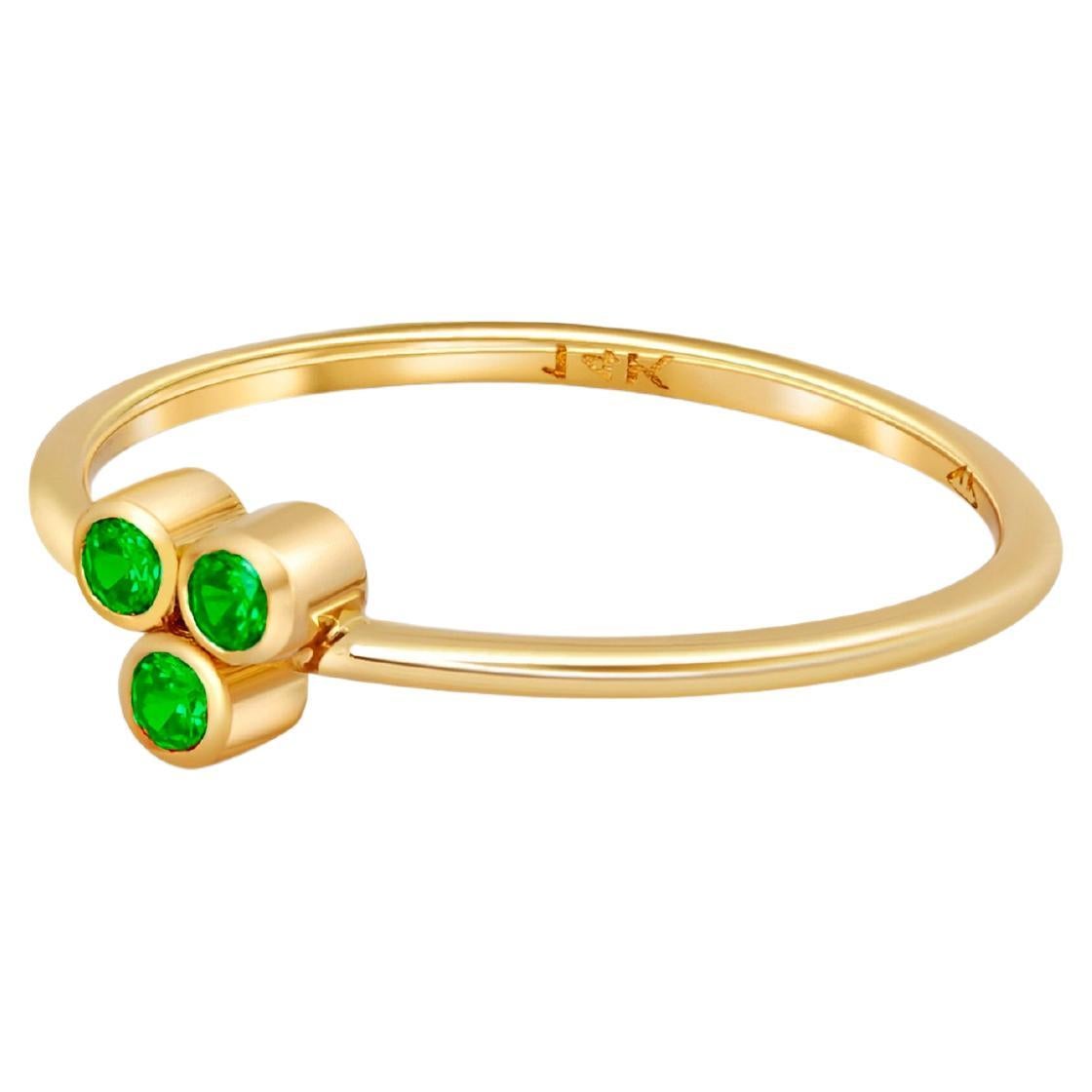 Grüner Dreistein-Ring aus 14 Karat Gold.